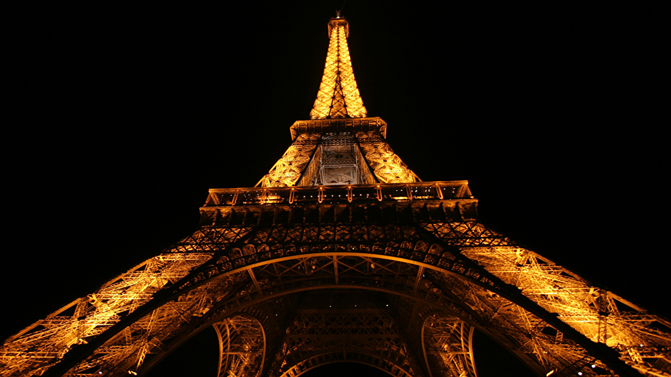 壁紙 1366x768 フランス エッフェル塔 夜 パリ 底面図 黒色背景 都市 ダウンロード 写真