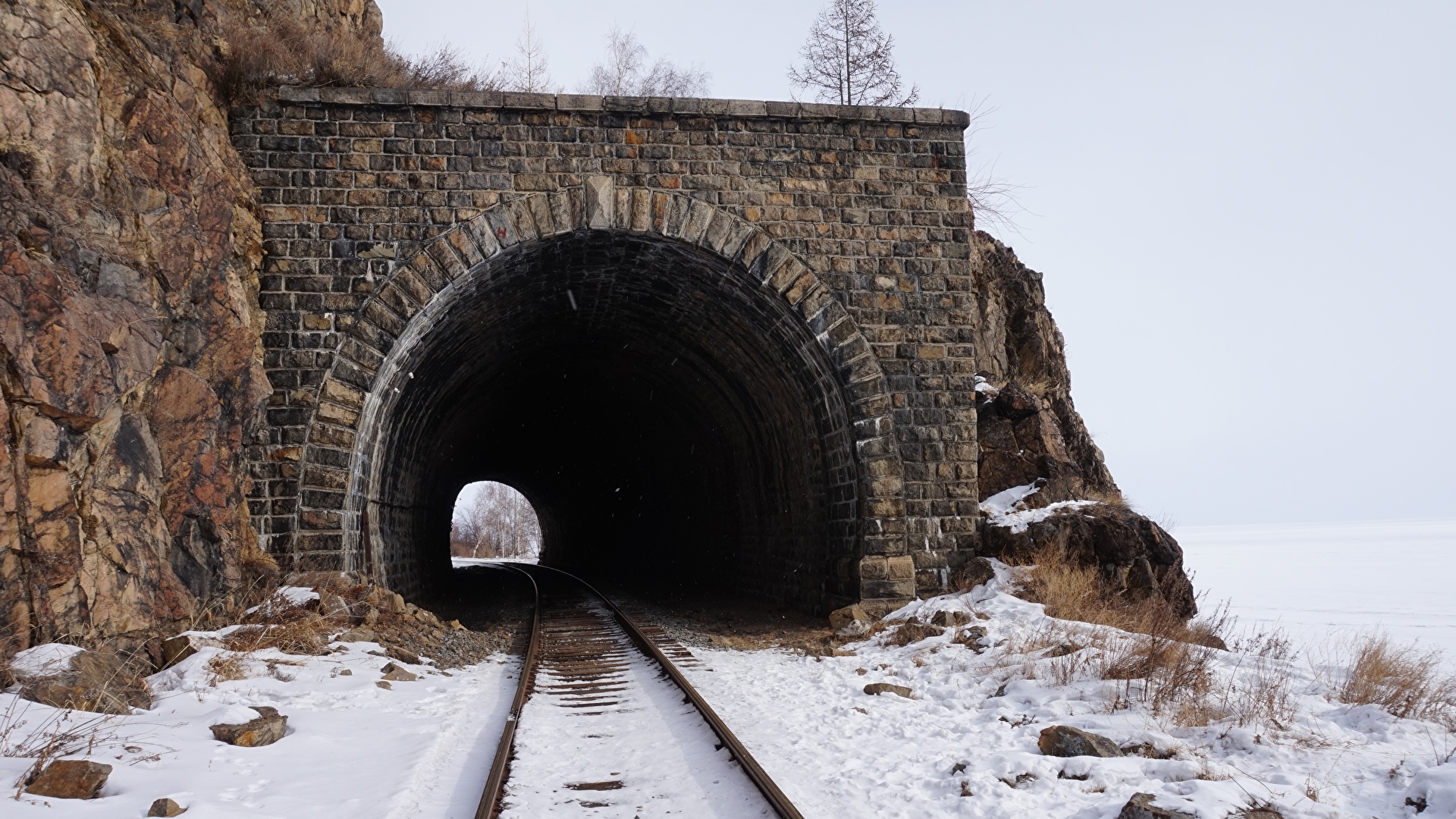 壁紙 19x1080 鉄道 冬 石 Berezovsky Pass Tunnel 軌条 雪 トンネル ダウンロード 写真