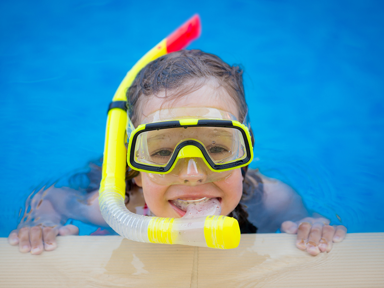 Desktop Wallpapers Little girls Swimming bath Smile 1600x1200