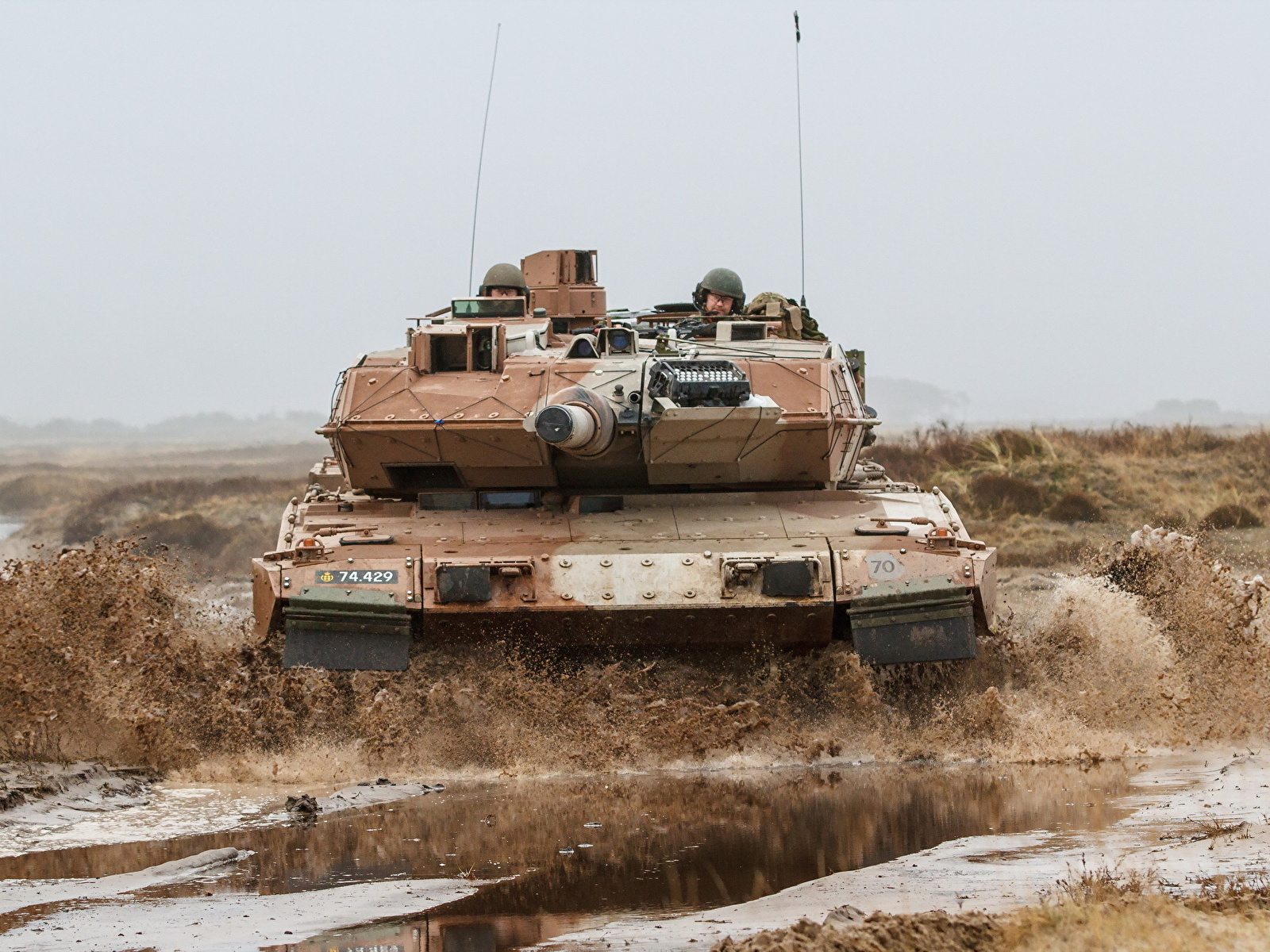 Tanks_Leopard_2_Mud_German_Front_535160_1600x1200.jpg