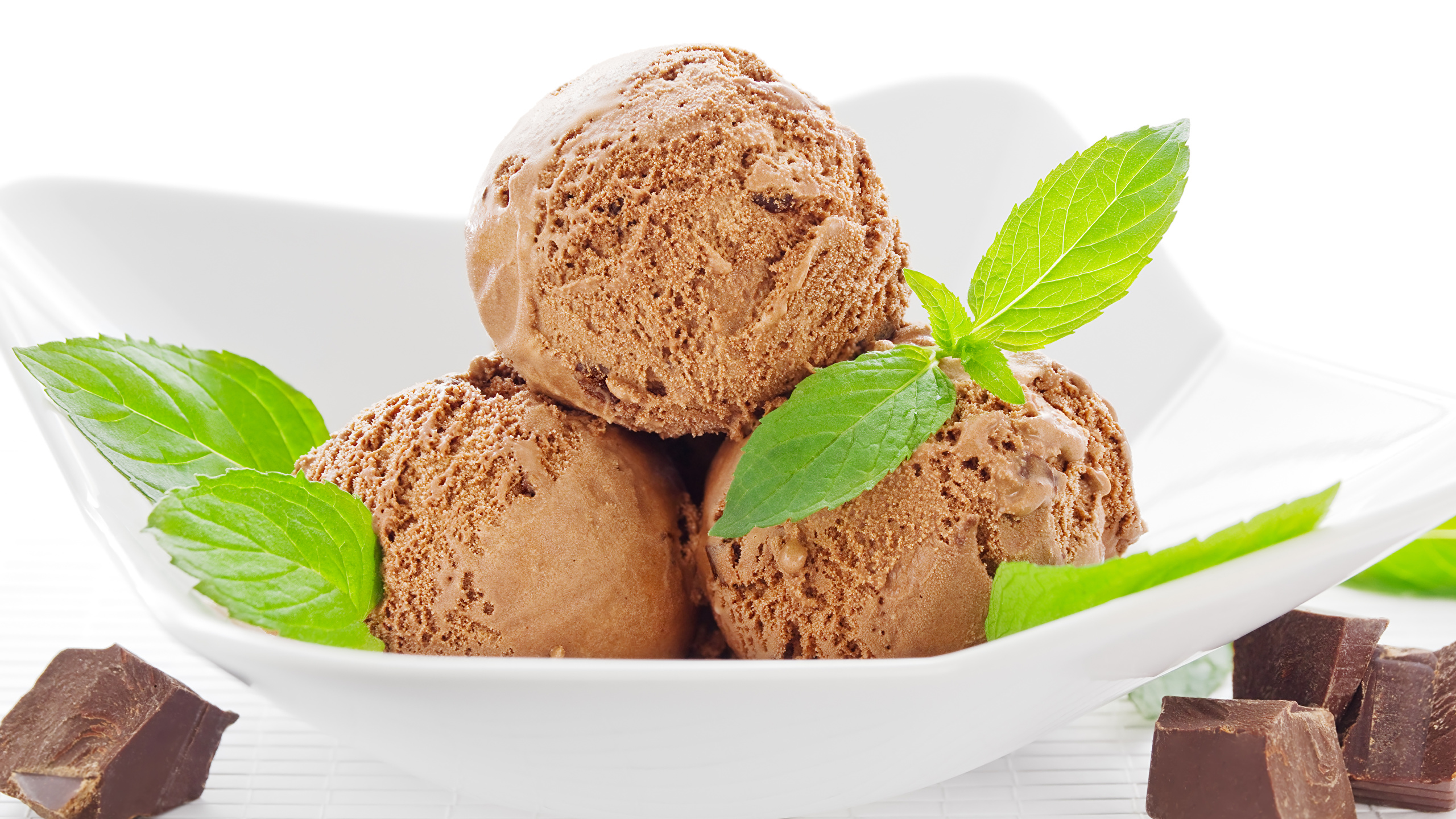 壁紙 2560x1440 菓子 アイスクリーム チョコレート 白背景 ボール ミント 食品 ダウンロード 写真