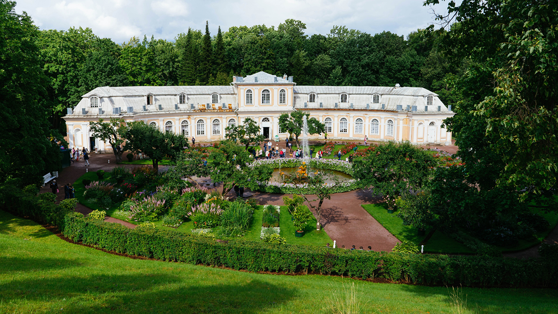 壁紙 1920x1080 ロシア サンクトペテルブルク 公園 噴水 Peterhof 宮殿 デザイン 低木 芝 自然 都市 ダウンロード 写真