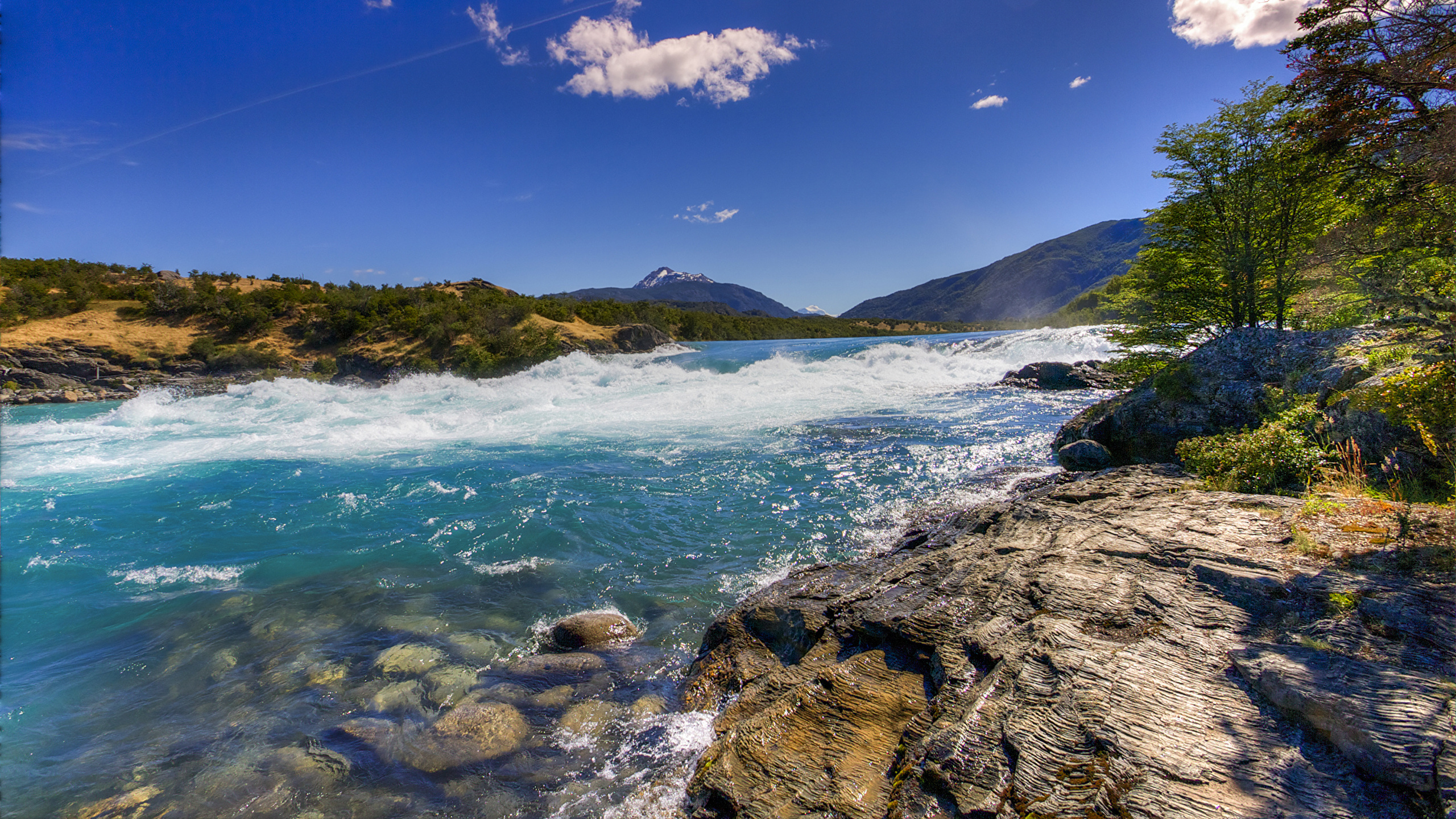 壁紙 2560x1440 チリ 海岸 波 Patagonia 湾 丘 自然 ダウンロード 写真