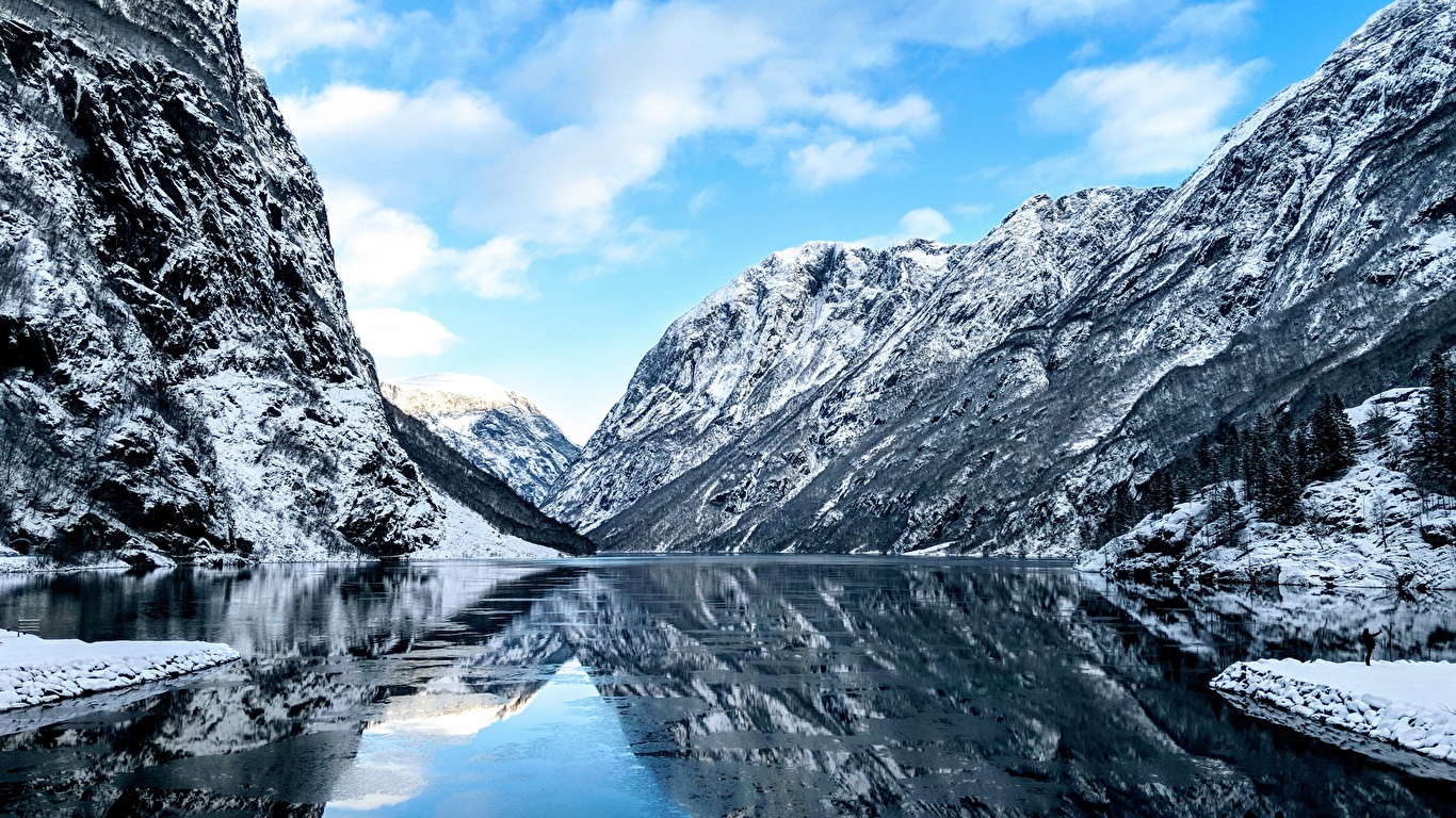 壁紙 1366x768 ノルウェー 川 岩 雪 フィヨルド 自然 ダウンロード 写真