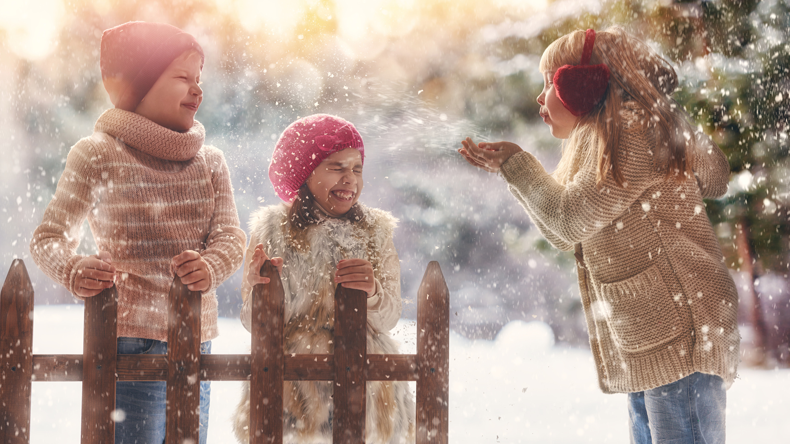 壁紙 2560x1440 冬 三 3 小さな女の子 少年 雪 暖かい帽子 喜び 子供 ダウンロード 写真