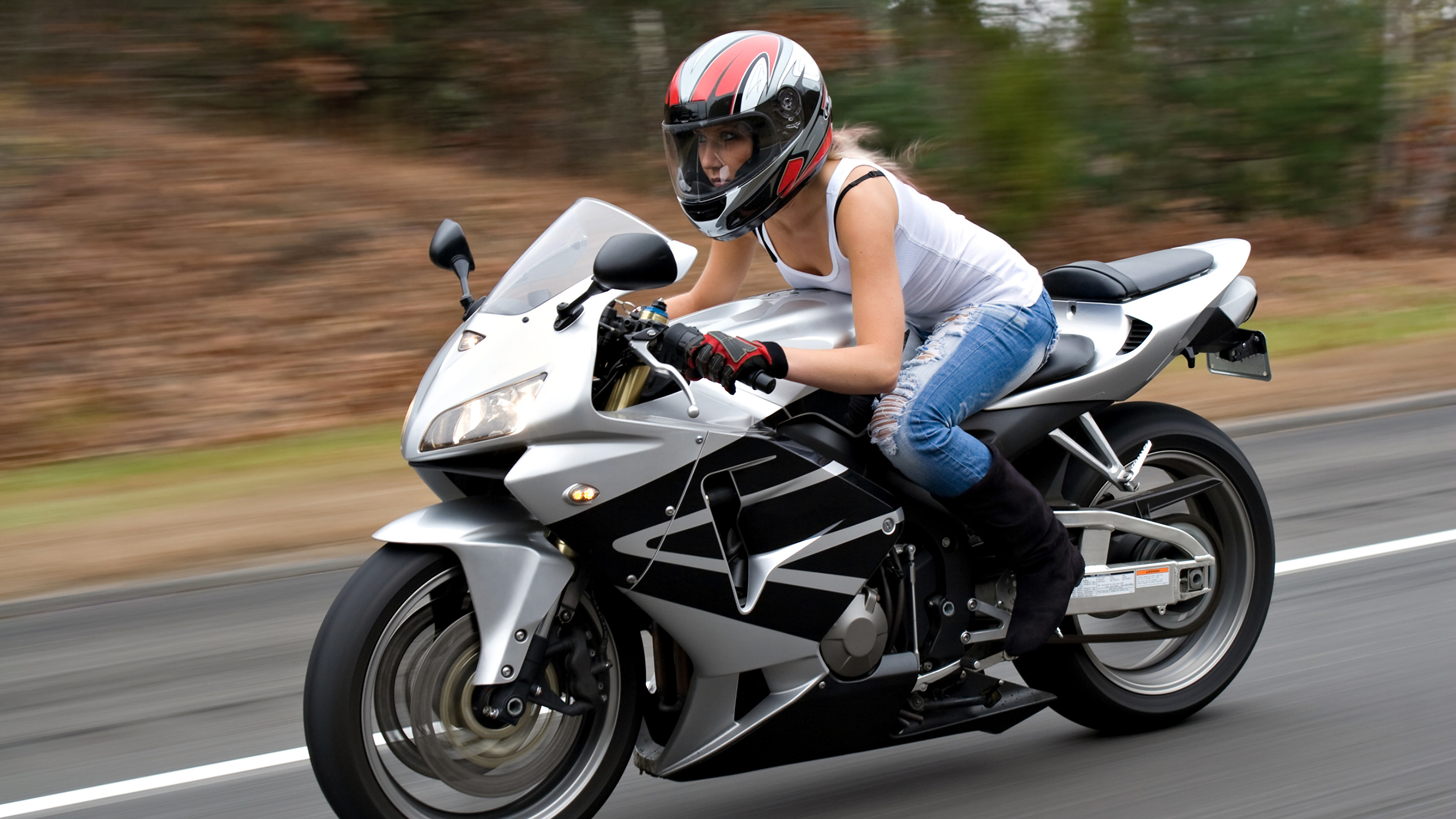 Fondos de Pantalla 3840x2160 Motociclista Casco Movimiento Chicas descargar  imagenes