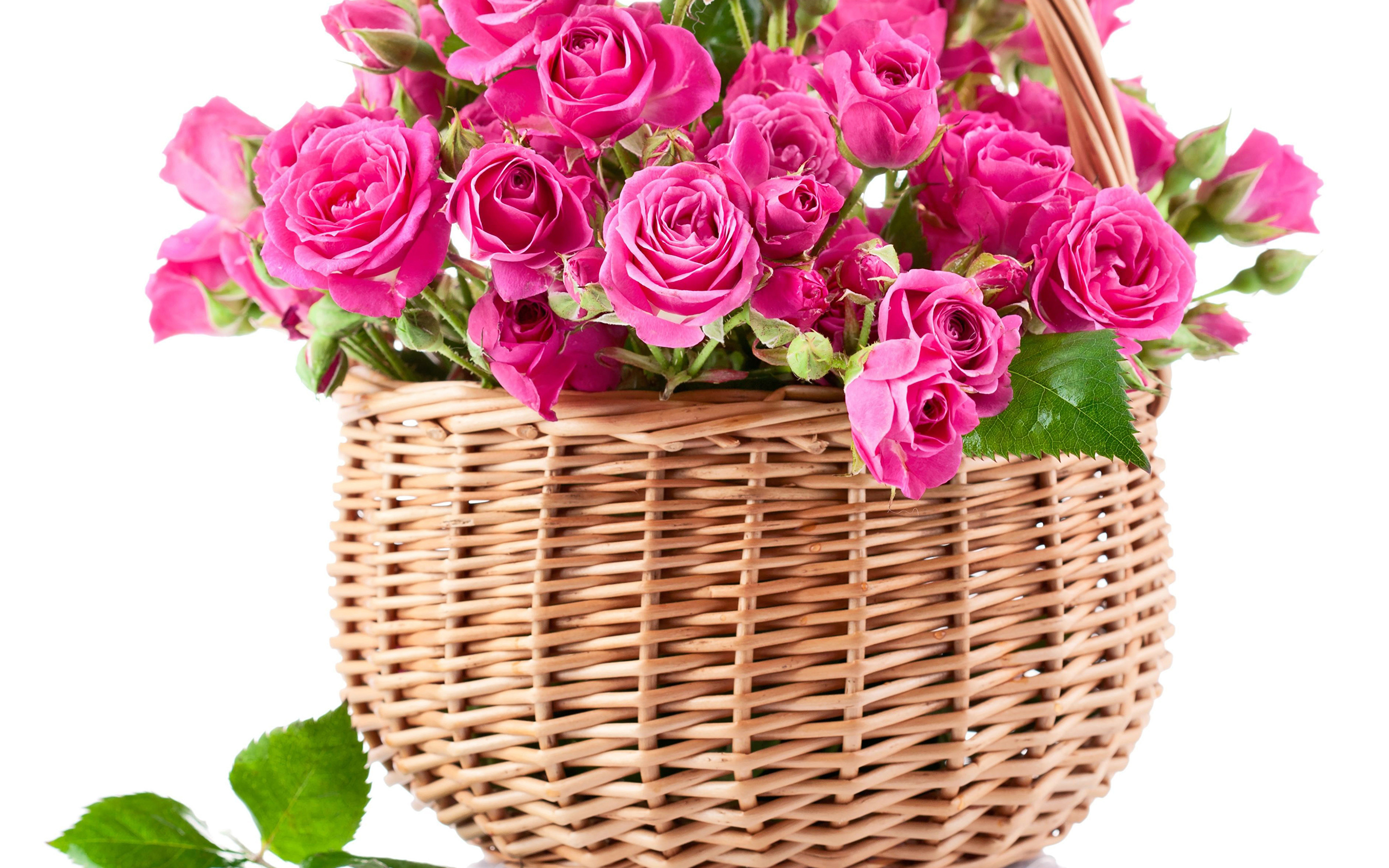 Корзина с цветами с днем рождения женщине. Корзинка с цветами. Корзинка с розами. Букет в корзине. Шикарная корзина цветов.