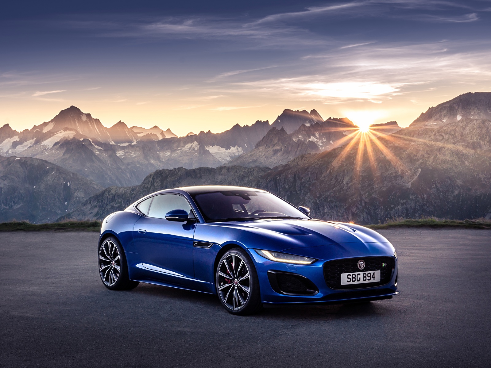 Fondos de Pantalla 1600x1200 Montañas Jaguar autos F-Type R, 2021 Sol Azul  Metálico Coupe Coches descargar imagenes