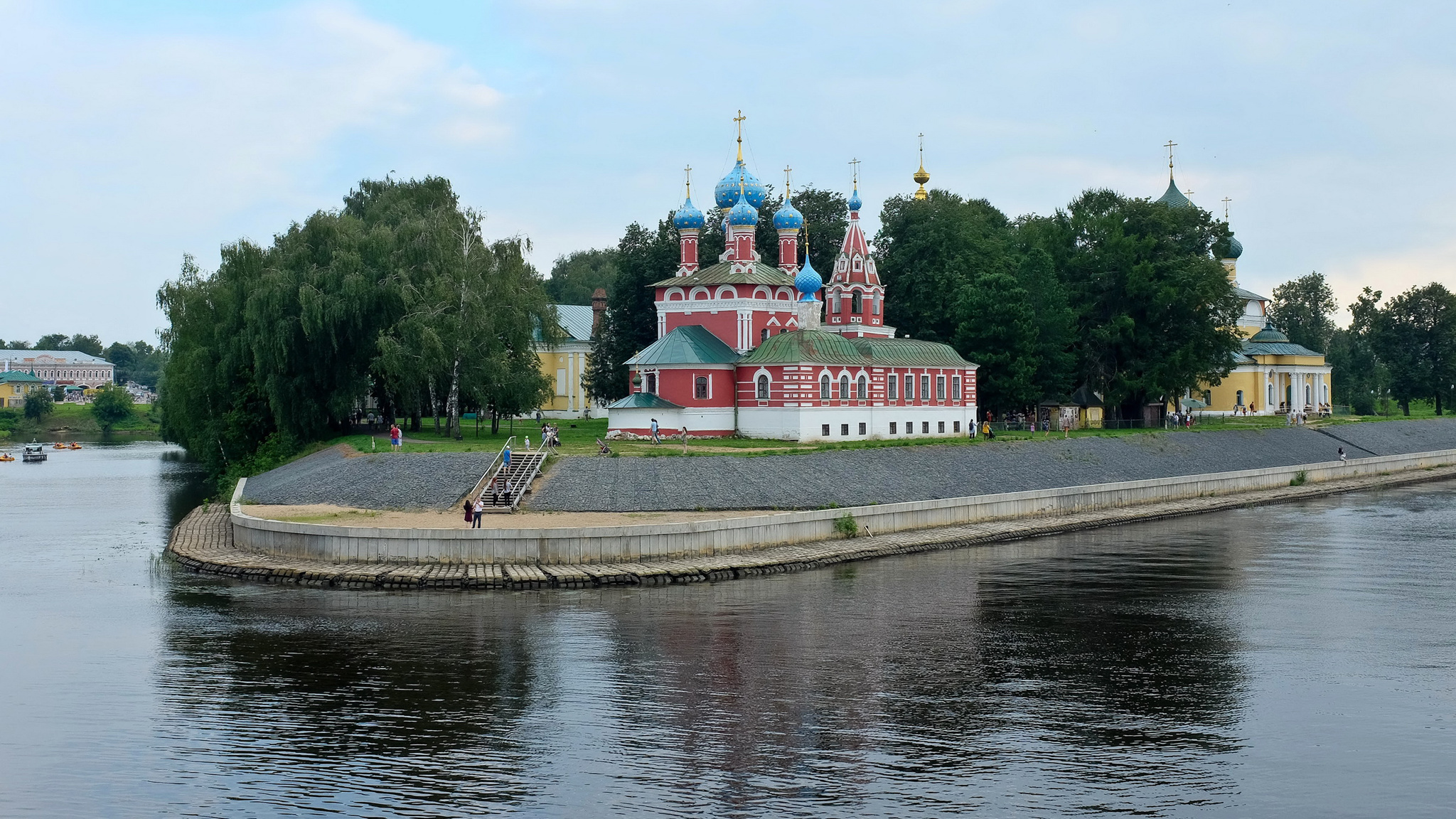 На берегу реки стоит. Углич Волга. Церковь на берегу реки река Волга. Река Волга в Угличе. Углич достопримечательности.