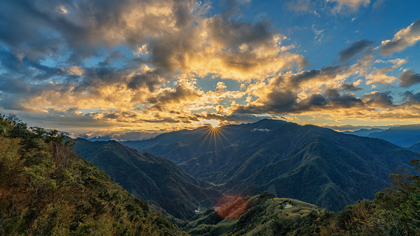 壁紙 1366x768 台湾 山 空 朝焼けと日没 風景写真 雲 コケ 光線 自然 ダウンロード 写真