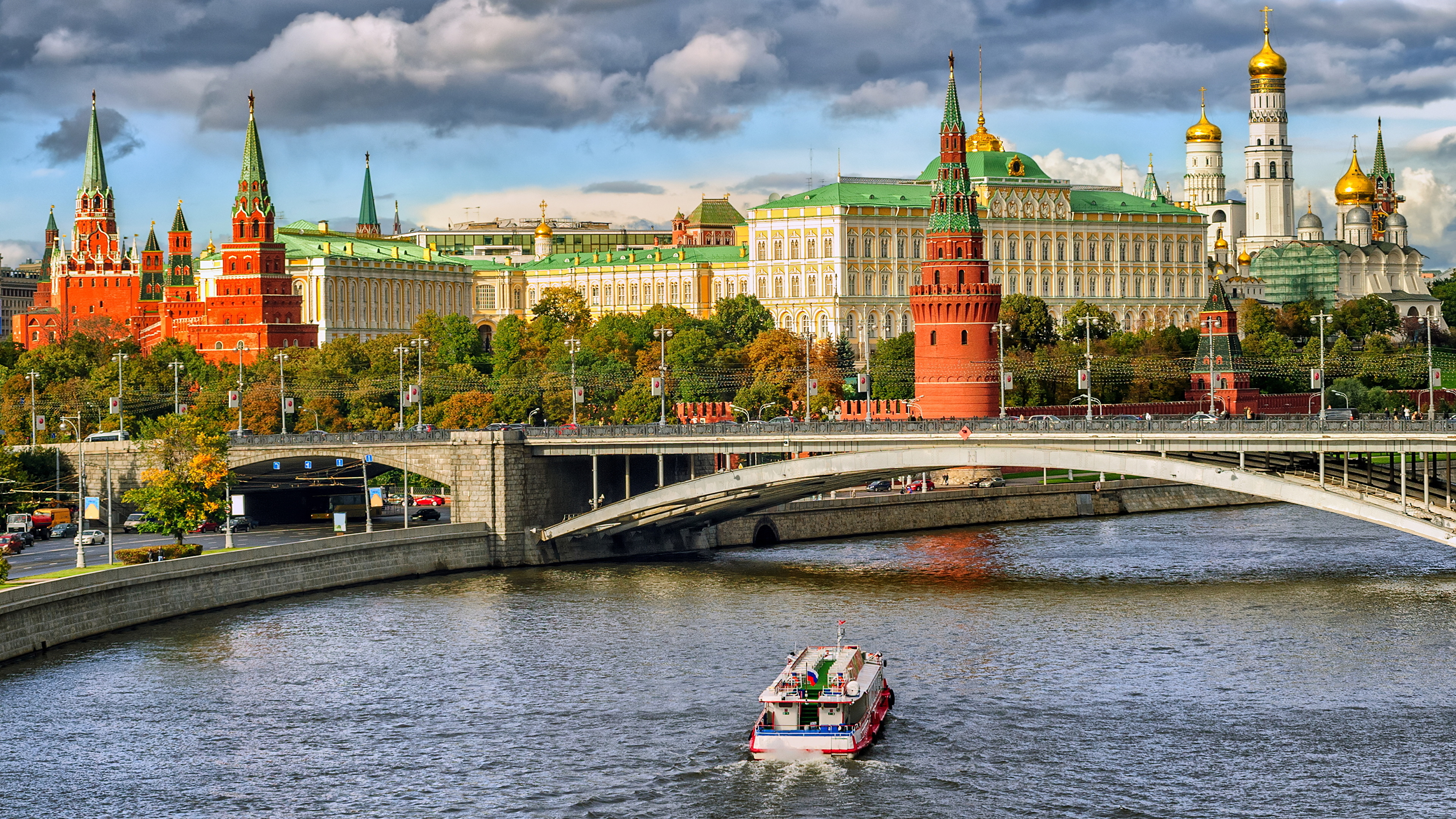 壁紙 3840x2160 モスクワ クレムリン 橋 寺院 川 ロシア モーターボート 運河 宮殿 都市 ダウンロード 写真