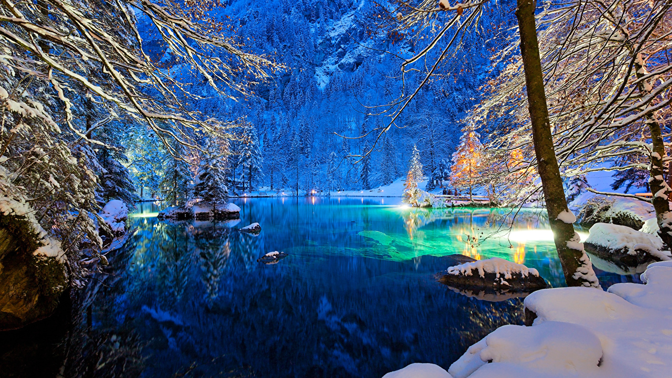壁紙 1366x768 スイス 冬 湖 夕 Kander Valley 雪 木 自然 ダウンロード 写真