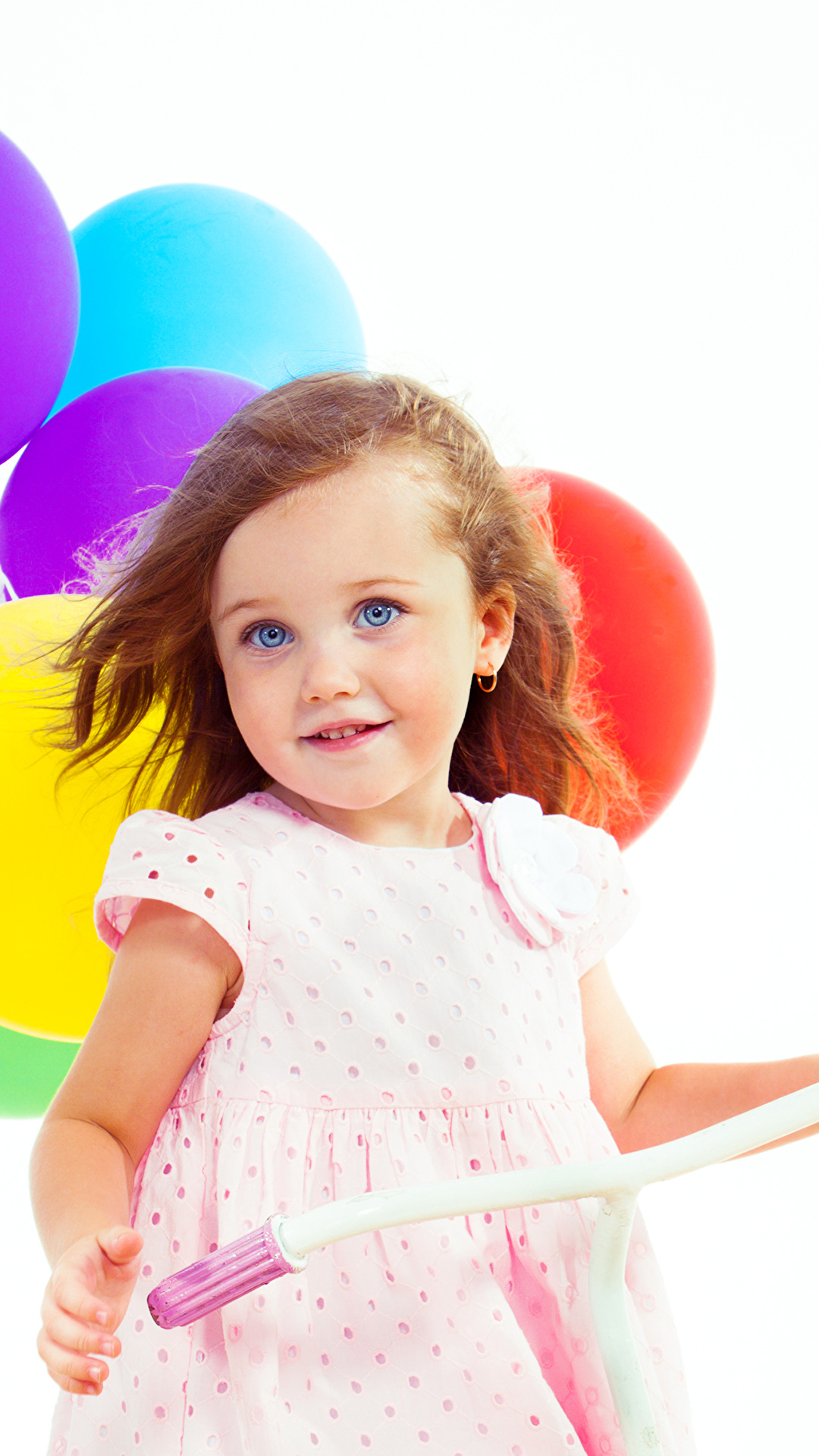 壁紙 1080x19 白背景 小さな女の子 微笑み ボール 美しい 可愛い 子供 ダウンロード 写真
