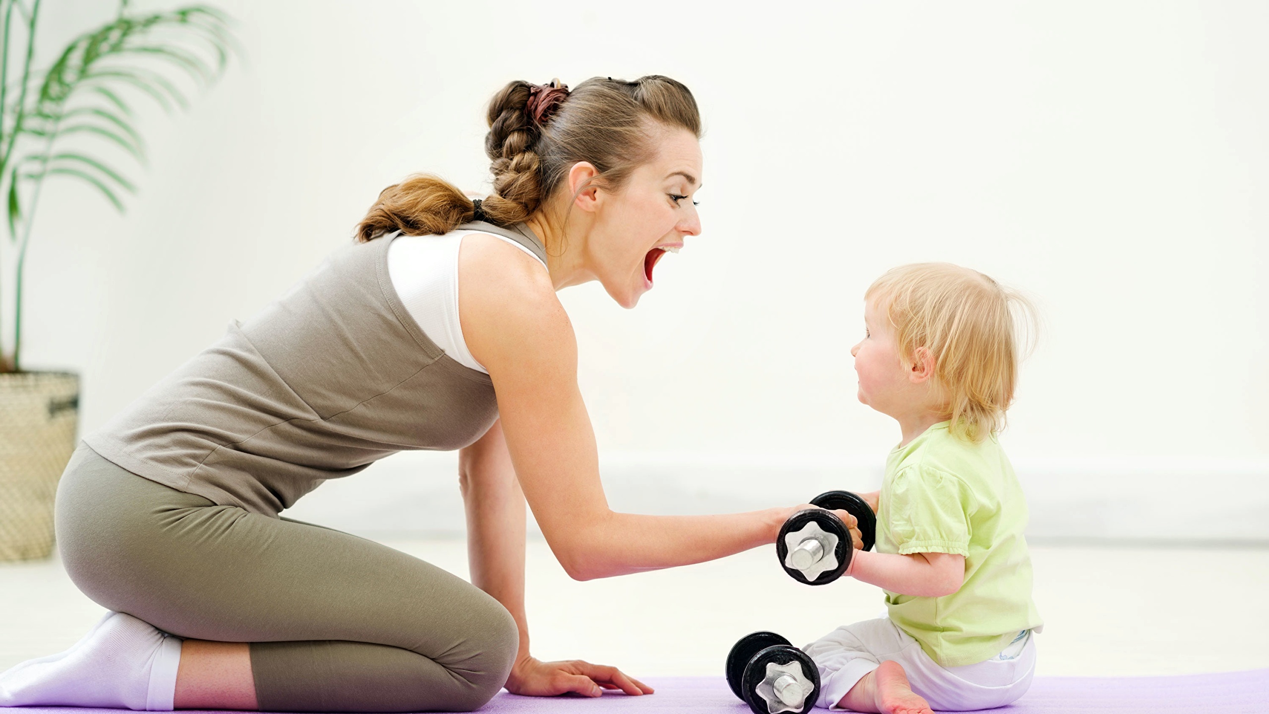 Молодая мама т. Спортивная мама с ребенком. Мама занимается с младенцем. Занятия для детей. Фитнес мама и малыш.