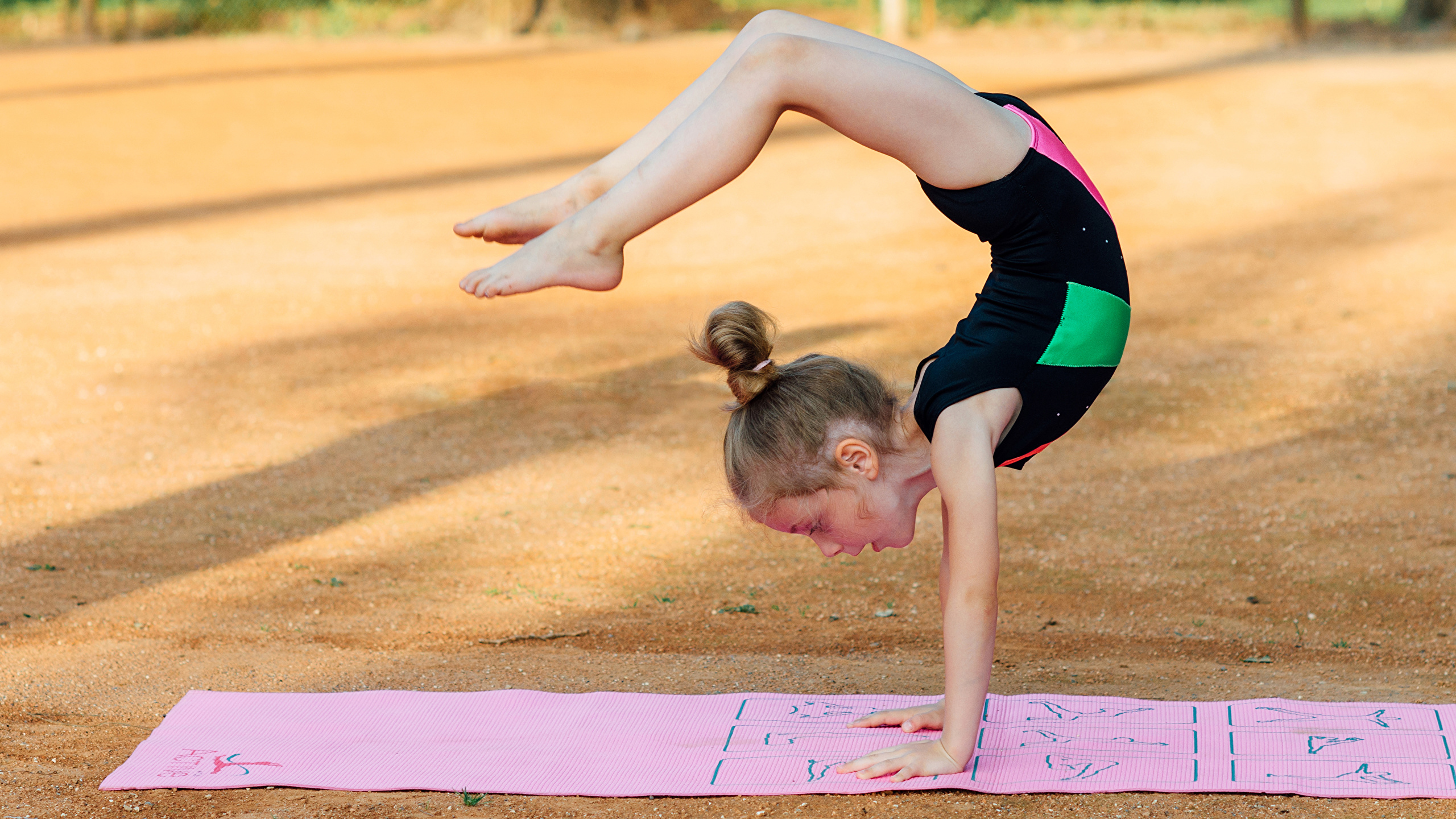 Bilder Von Kleine Madchen Trainieren Kinder Gymnastik Bein 2560x1440