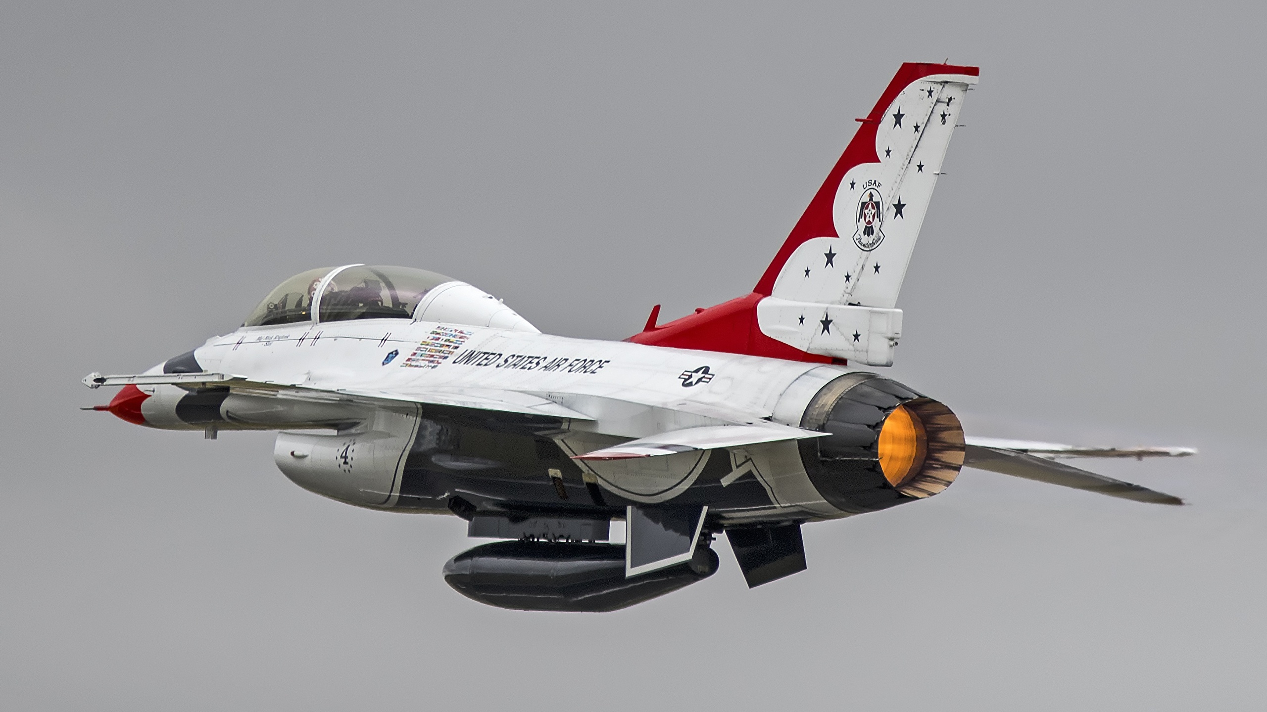 壁紙 2560x1440 飛行機 戦闘機 F 16 ファイティング ファルコン F 16d Thunderbirds General Dynamics アメリカの グレーの背景 航空 ダウンロード 写真