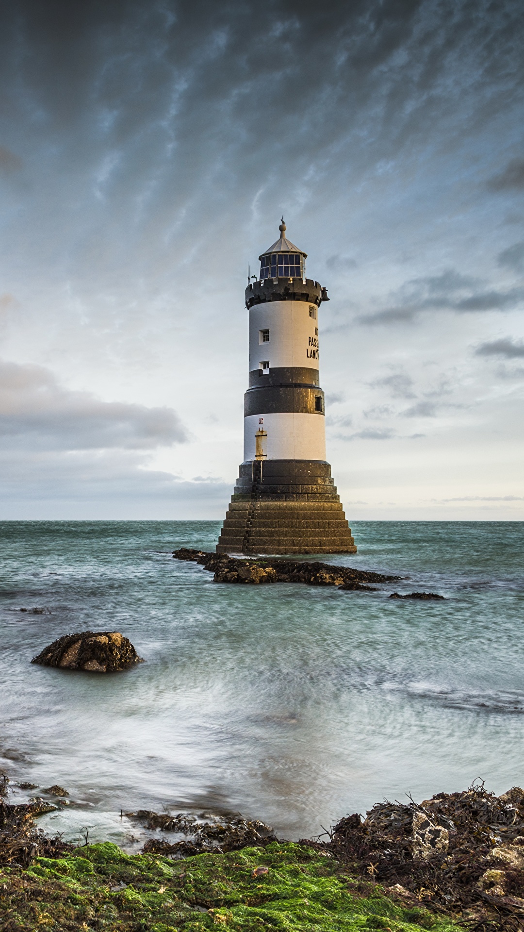 壁紙 1080x19 イギリス 灯台 Penmon Lighthouse ウェールズ 雲 自然 ダウンロード 写真