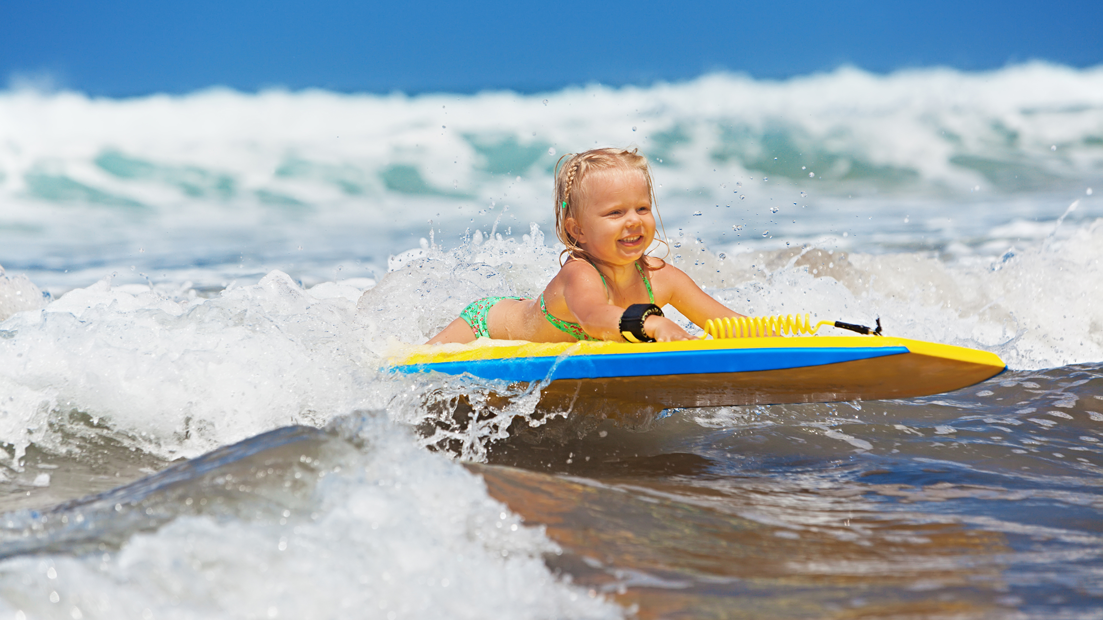 Fondos de Pantalla 3840x2160 Mar Olas Surf Niñas Niños descargar imagenes