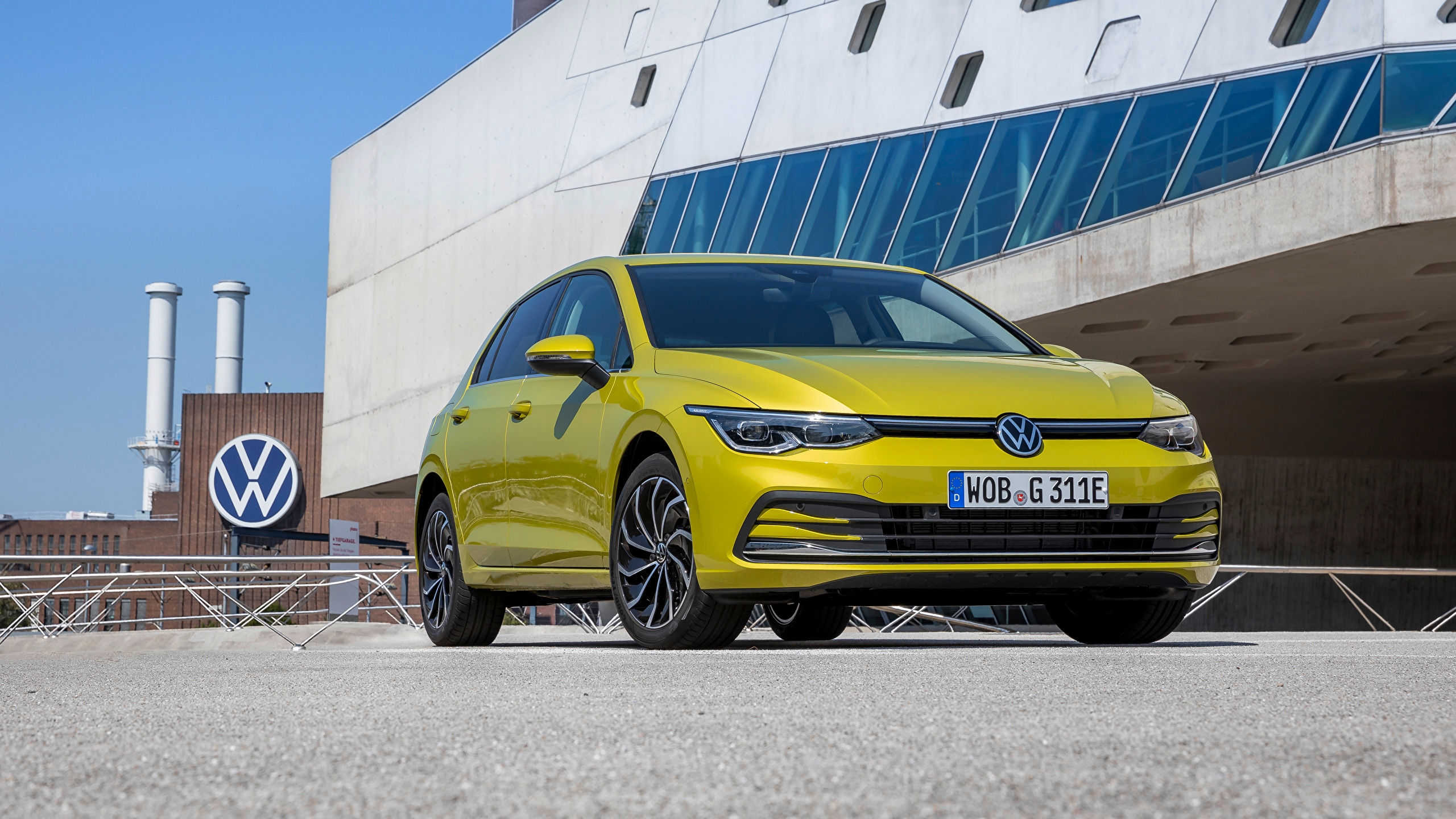 Photo Volkswagen Golf eHYBRID, 2020 Yellow auto Front 2560x1440