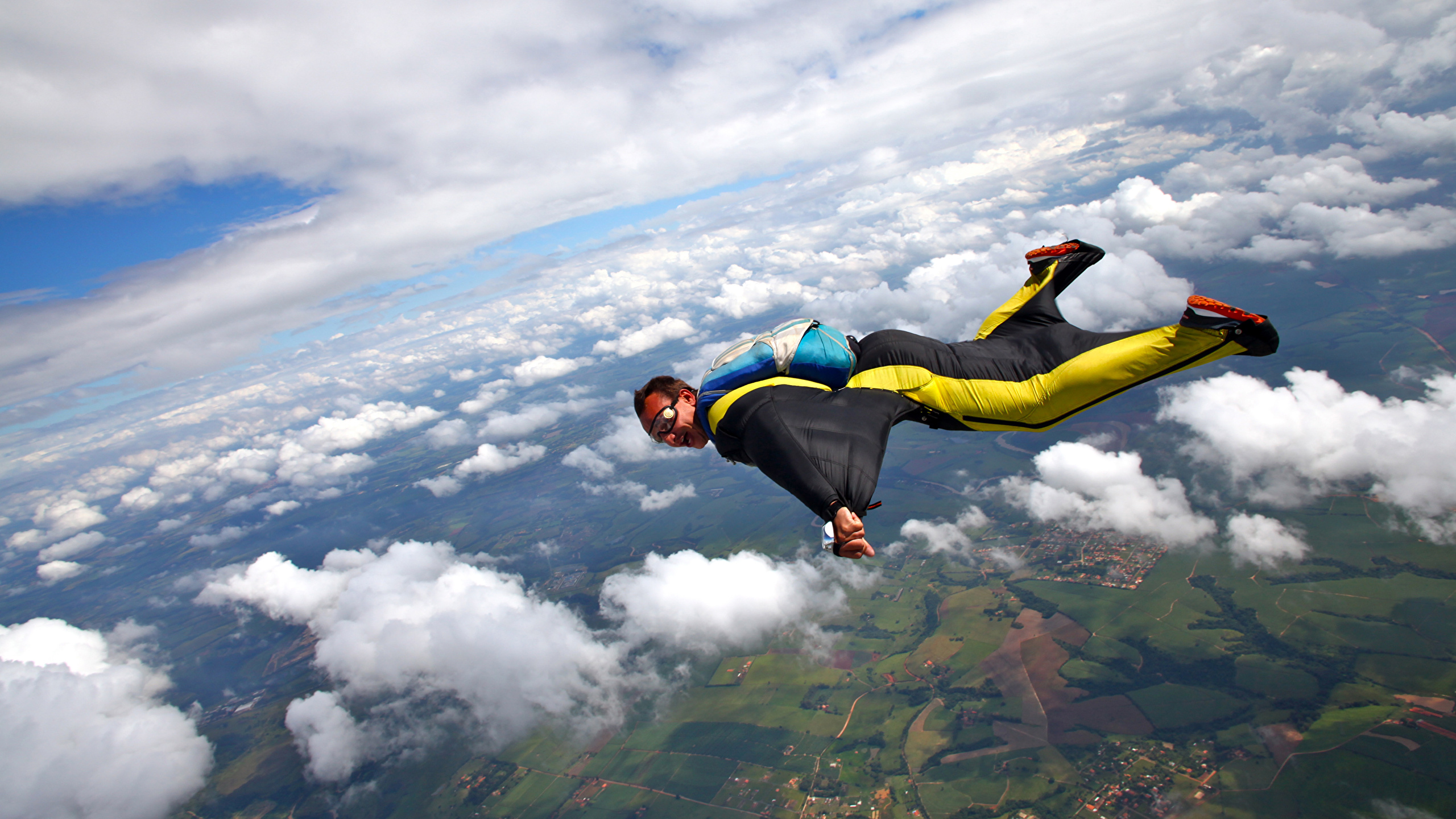 壁紙 2560x1440 スカイダイビング 男性 飛翔 雲 制服 スポーツ ダウンロード 写真