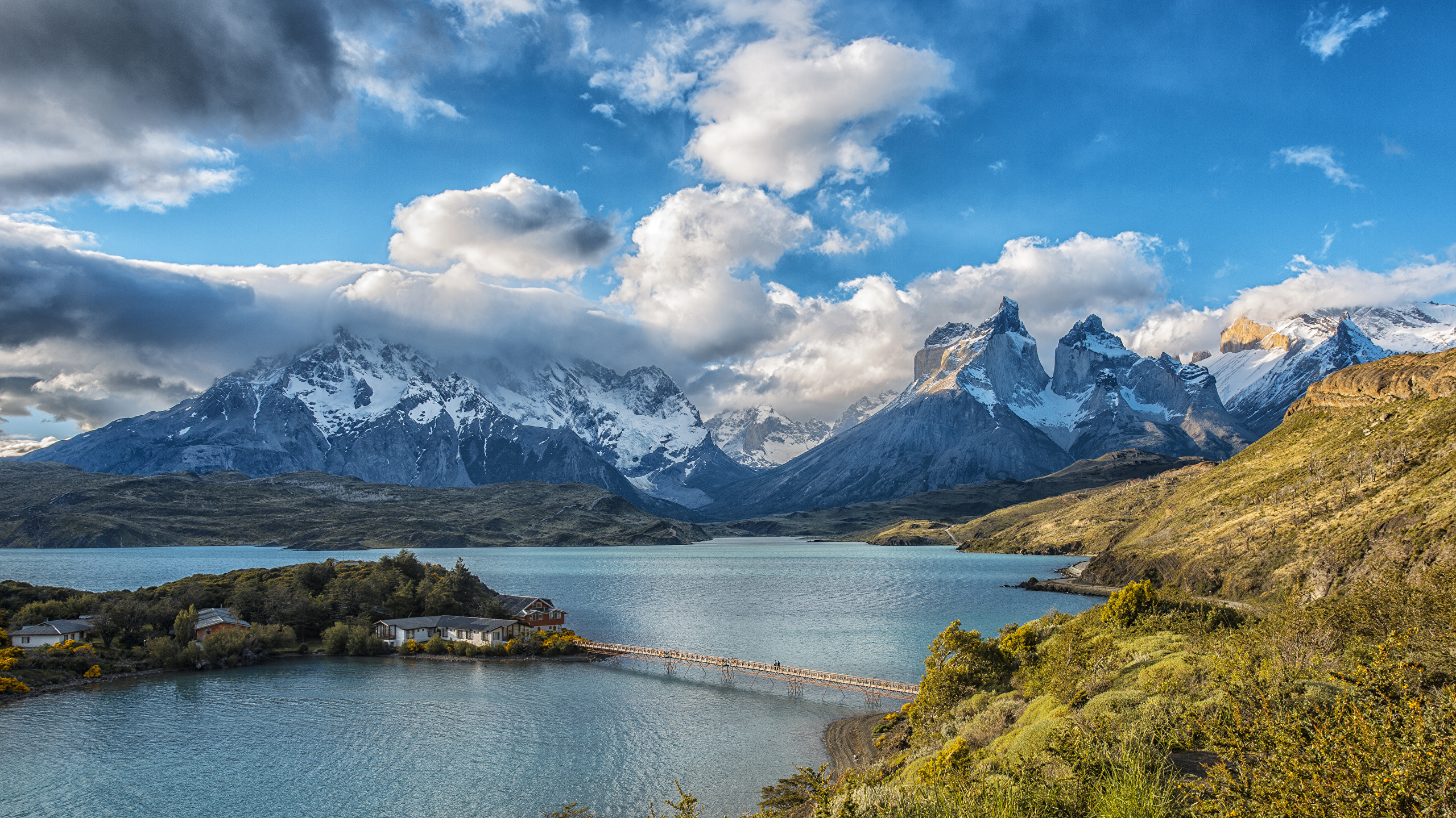2560x1440 Chile Parque Montañas Cielo Lago Puentes Fotografía De Paisaje Lake Pehoe Torres del Paine National Park Nube montaña, parques, puente Naturaleza