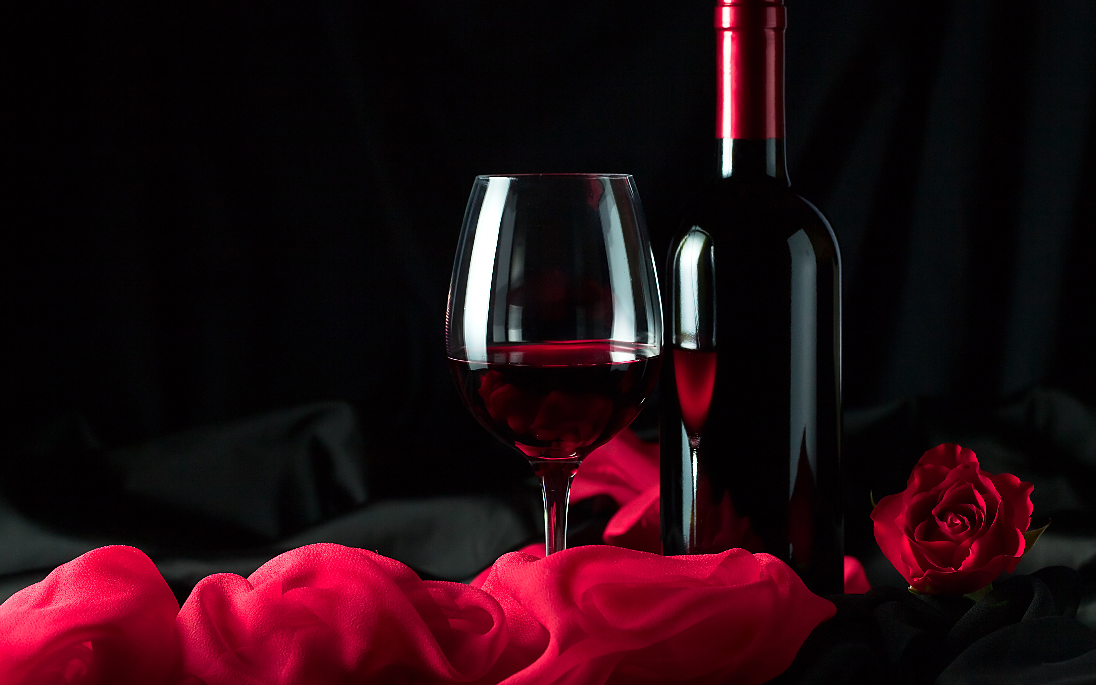 Calice di vino rosso con sfondo nero Stock Photo