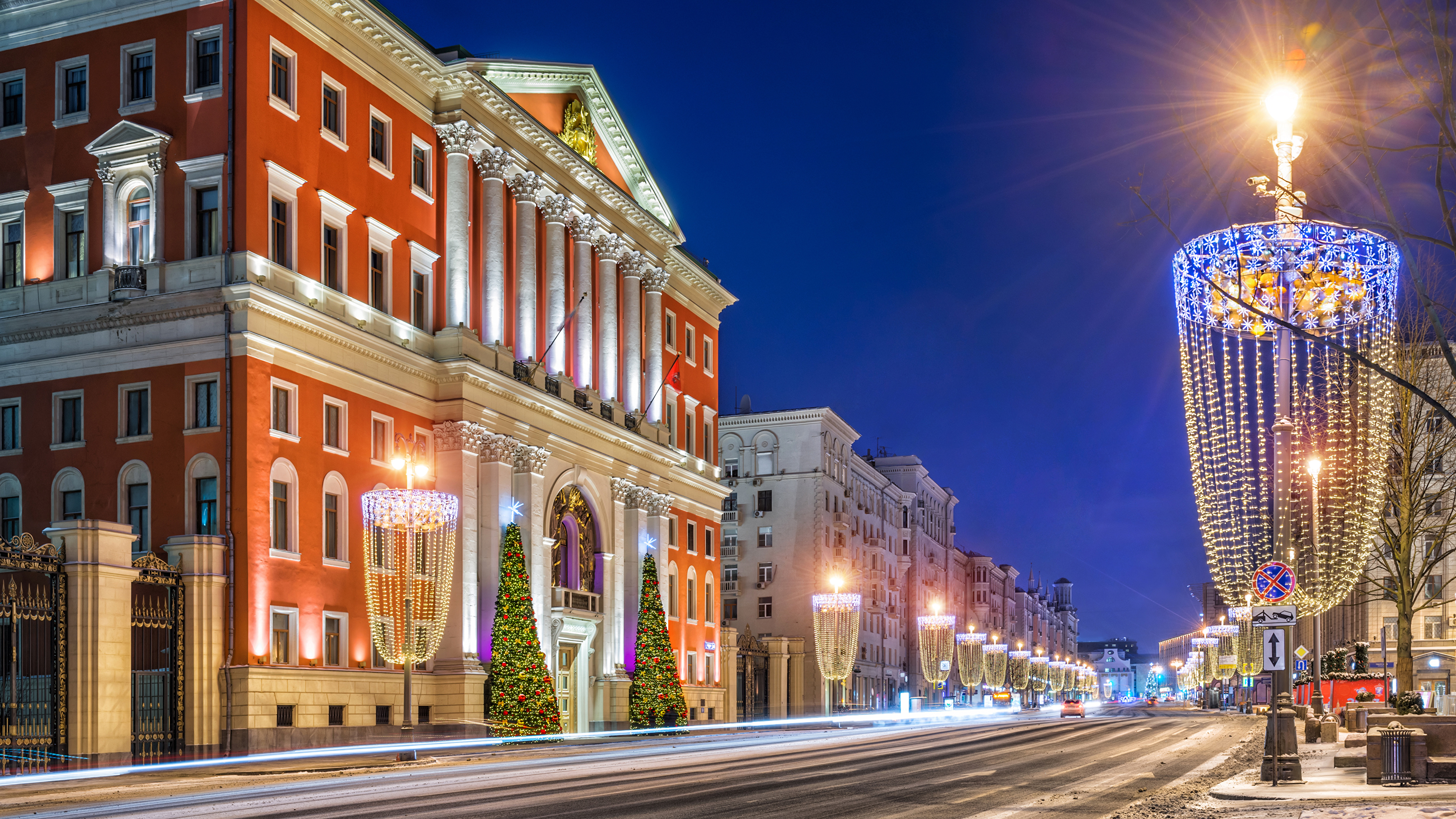 壁紙 3840x2160 モスクワ 新年 ロシア 住宅 Tverskaya Street 夜 ストリート 街灯 クリスマスライト 都市 ダウンロード 写真