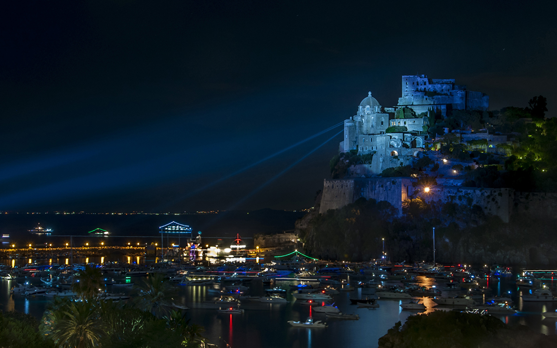Bakgrunnsbilder Italia Castello Aragonese Borg Klippe Natt Gatelykter småbåthavnen en by bygninger 1920x1200 Båthavn Gatebelysning Hus Byer byen bygning