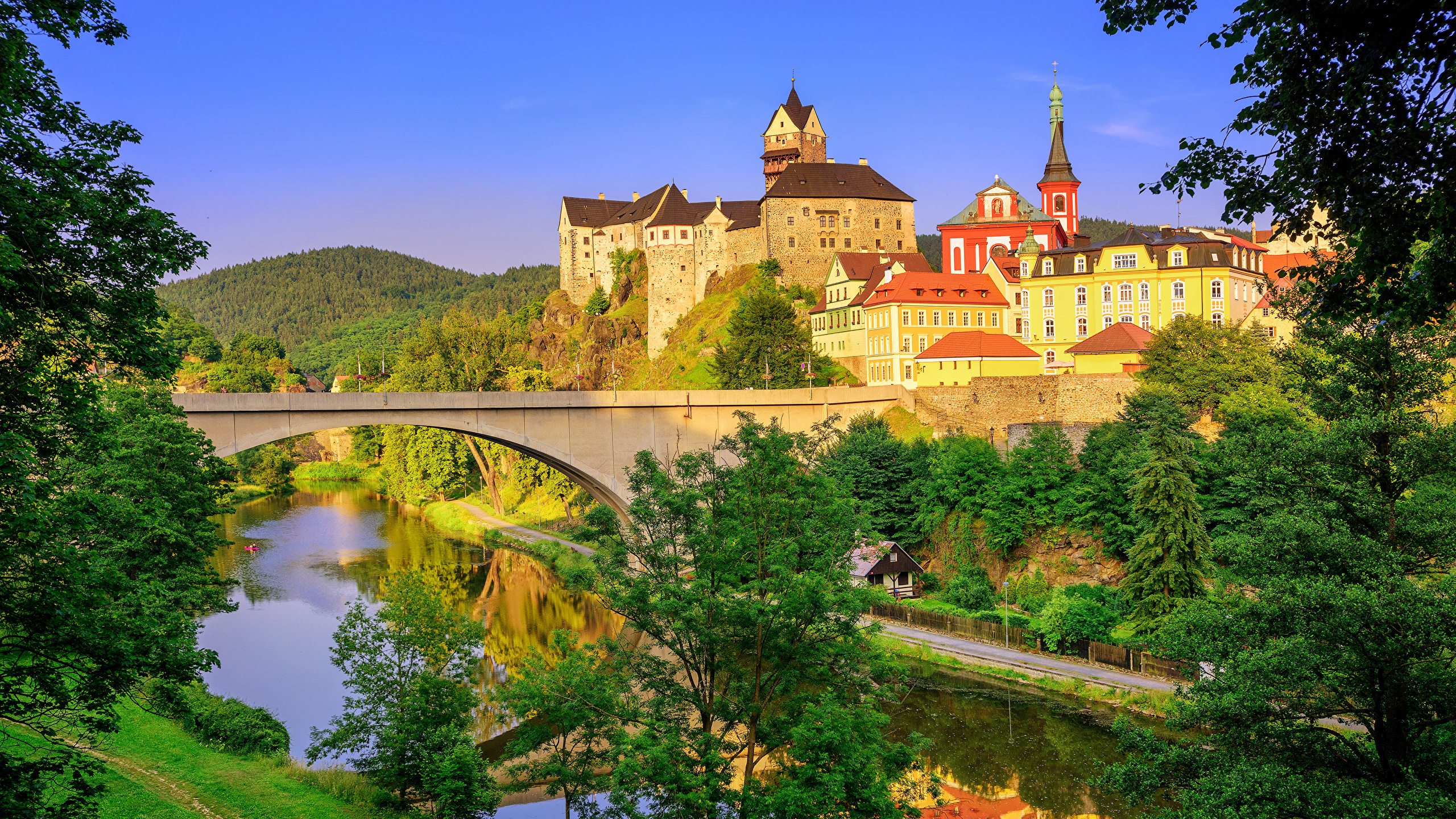 Georgia czech republic. Карловы вары, Локет. Карловы вары замки. Замок Локет Чехия. Карловы вары природа.