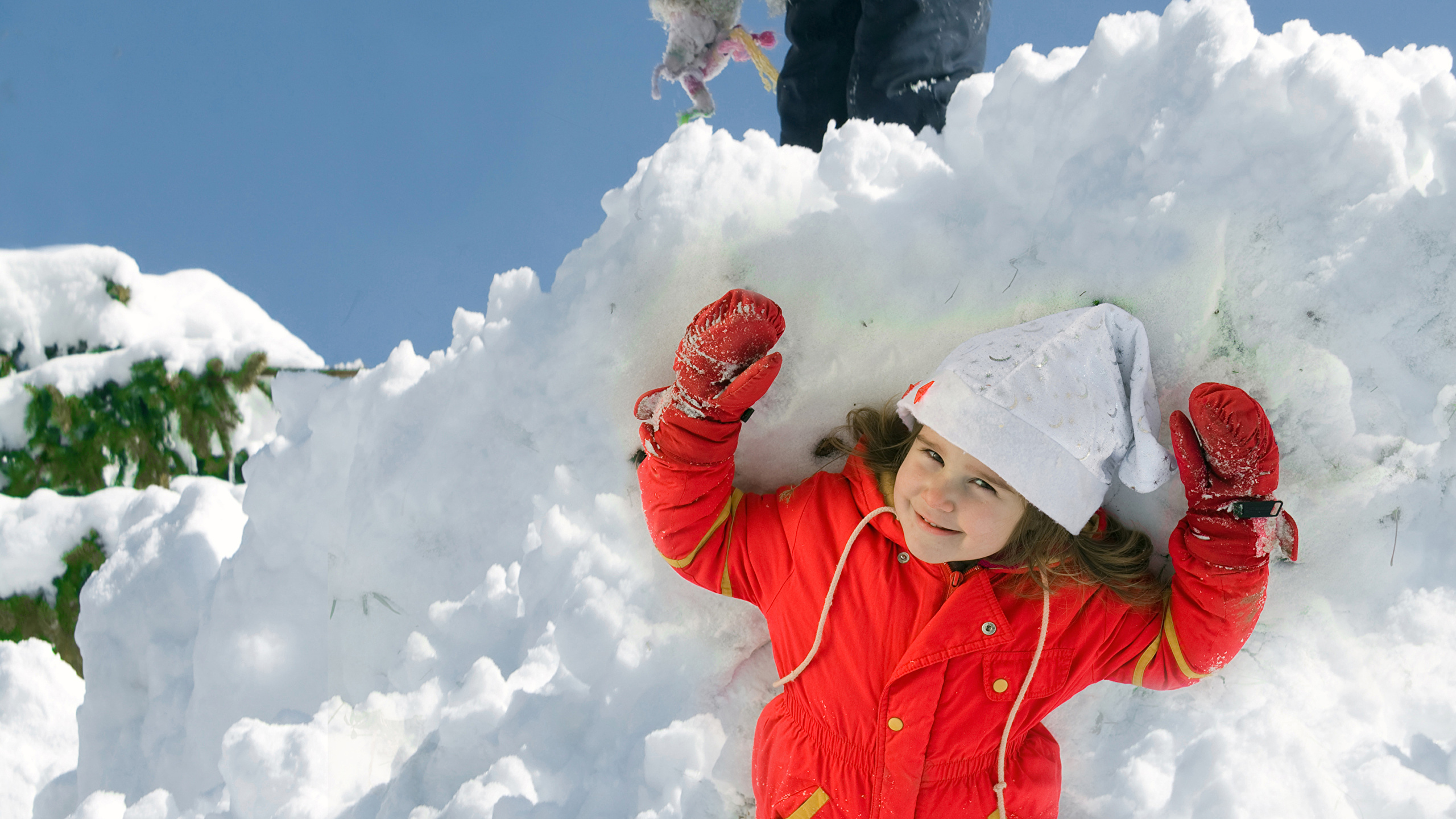 Играем со снегом. Ребенок в сугробе. Зима для детей. Дети в снегу. Дети зима снег.