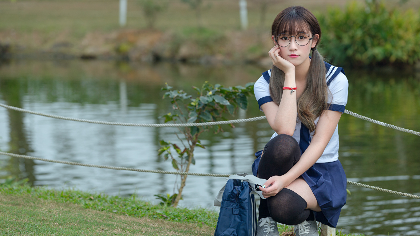 壁紙 1366x768 アジア人 ゴルフ 眼鏡 座っ 女子学生 美しい 可愛い 少女 ダウンロード 写真