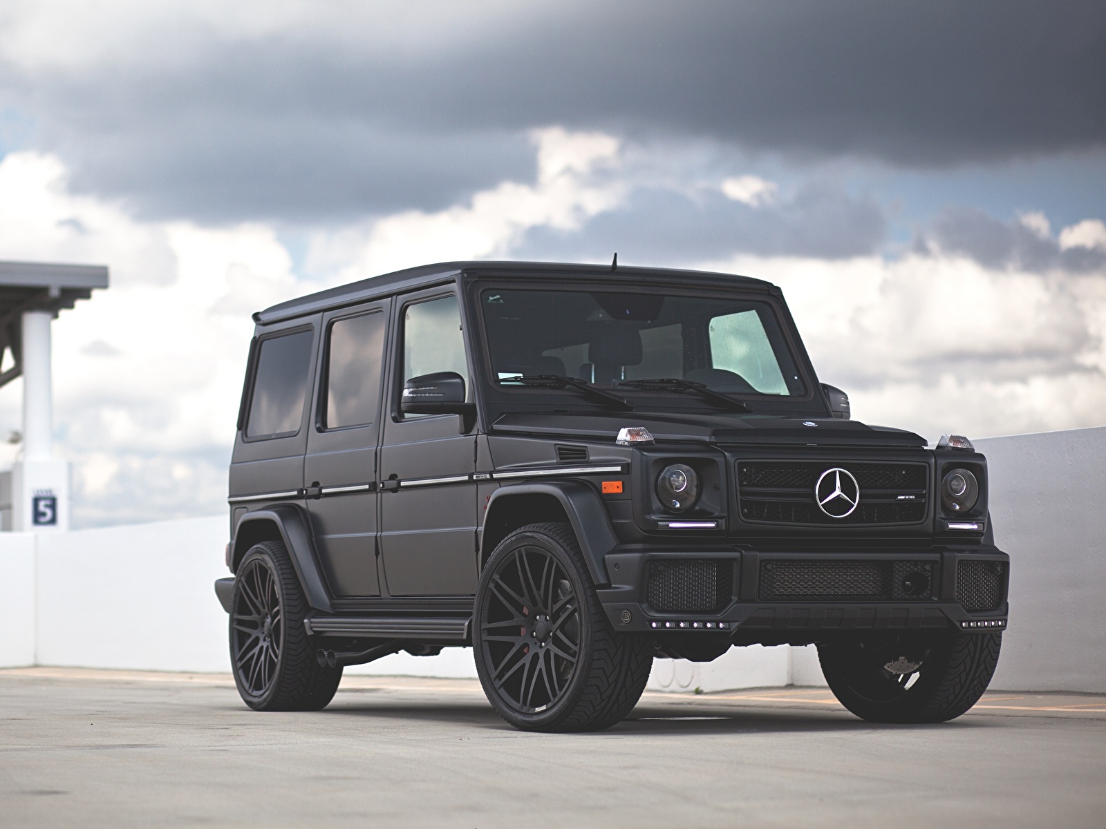 Картинки Mercedes-Benz гелентваген G63 черная машина 1600x1200