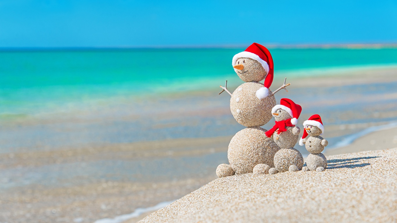 壁紙 1366x768 クリエイティブ 新年 夏 海 雪だるま 砂 ビーチ 暖かい帽子 ボール 自然 ダウンロード 写真
