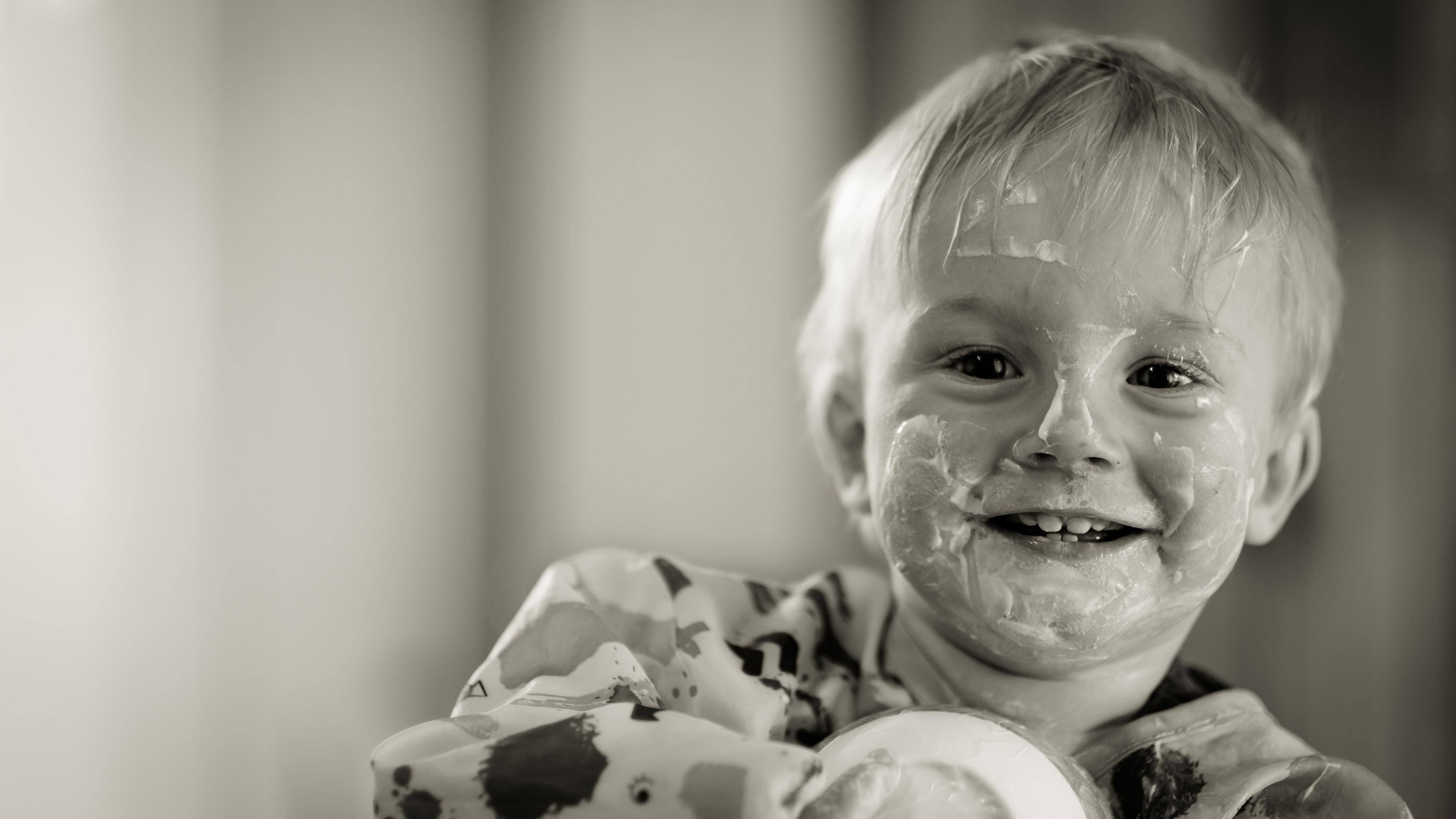 壁紙 3840x2160 ヨーグルト 少年 凝視 微笑み 白黒 おもしろい 子供 ダウンロード 写真