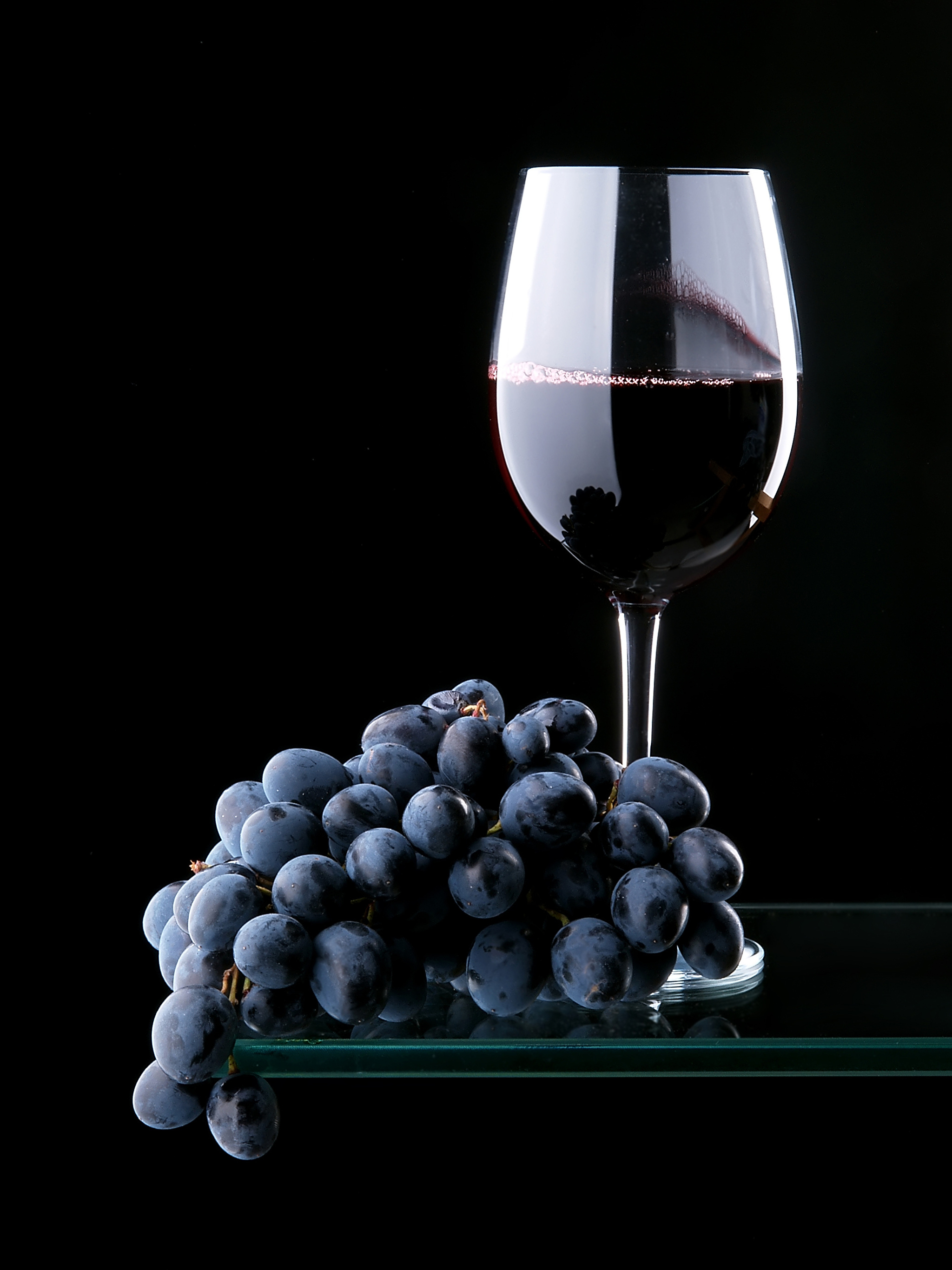 Черный виноград вино. Бокал с вином. Вино и виноград. Вино ы. Бокал вина с виноградом на черном фоне.