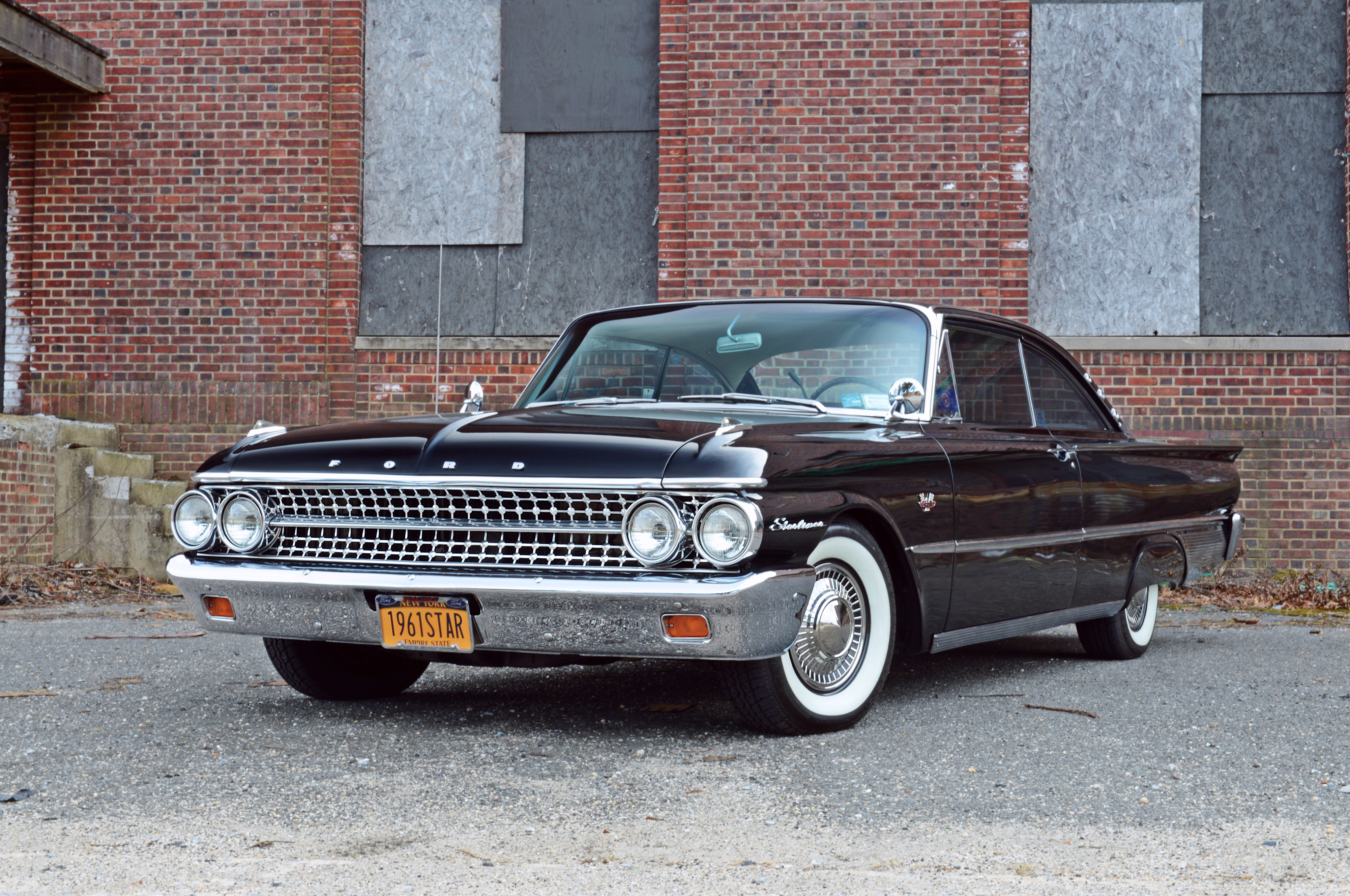 Купить старый форд. Ford Galaxie 1961. 1961 Ford Starliner. Автомобиль Ford Galaxie 1961 года. Ford Starliner 1960.