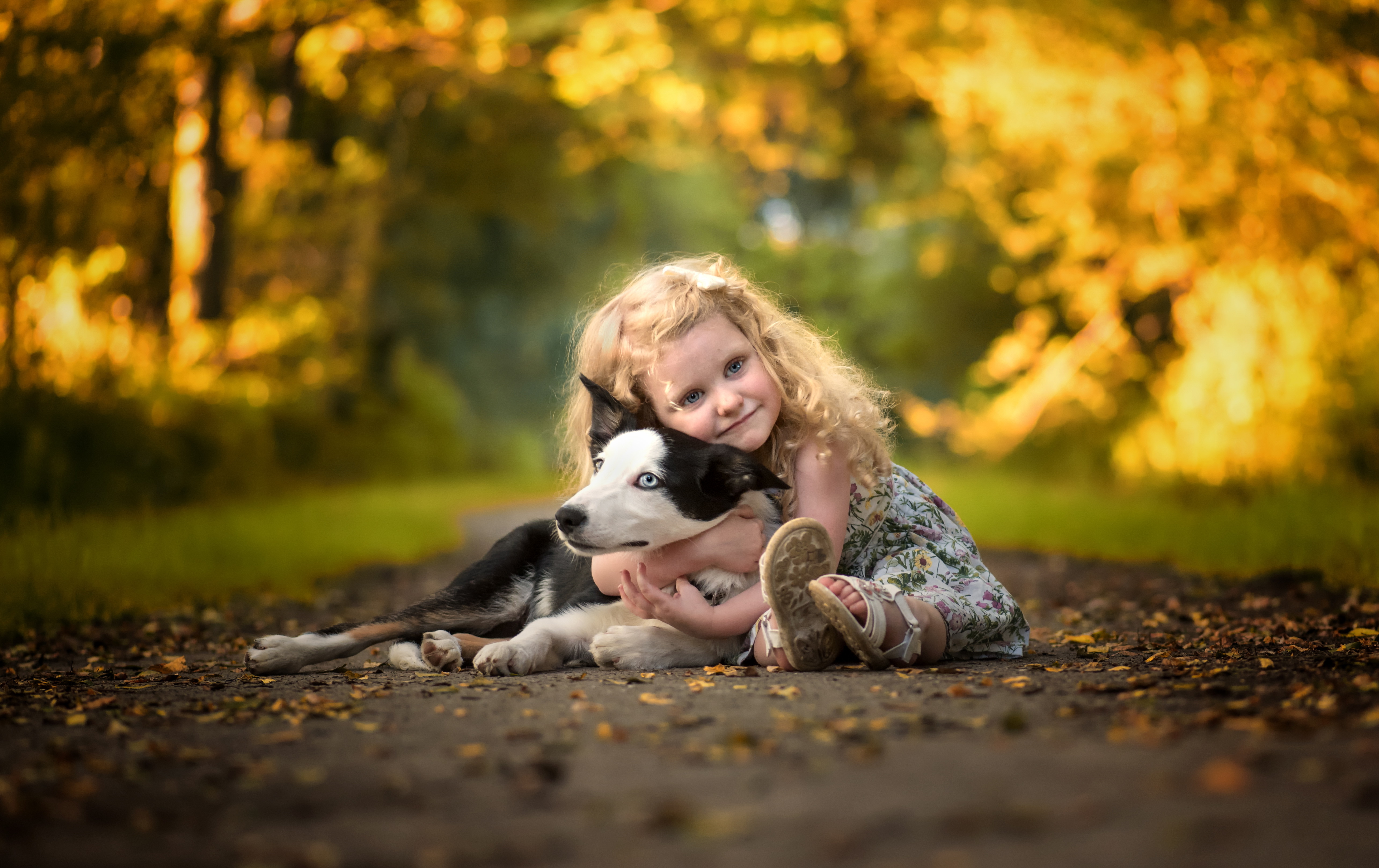 S detmi ru. Девочка с щенком. Девушка с собакой. Маленькая девочка с собачкой. Девочка обнимает собаку.