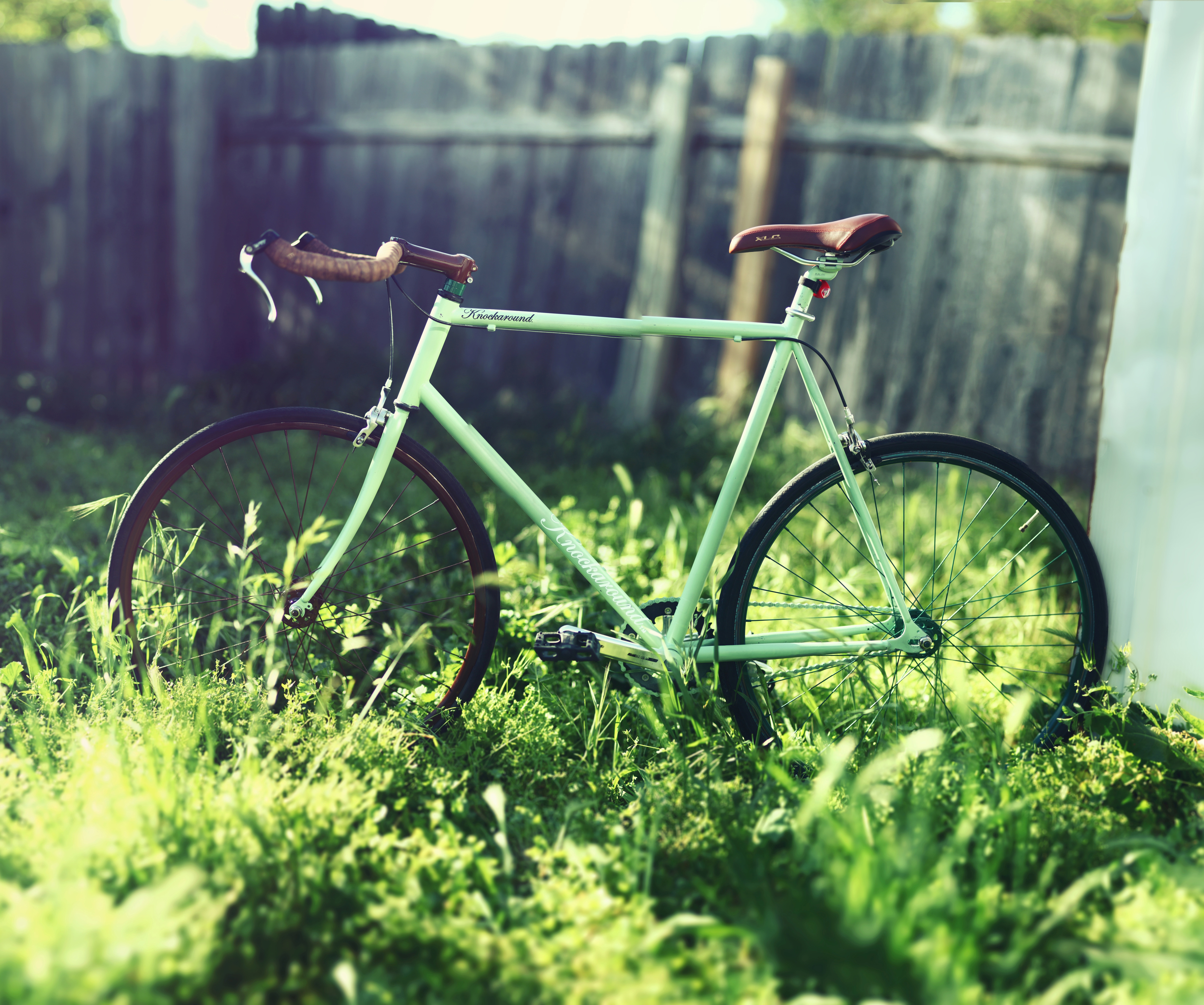 Картинка велосипед. Красивые велосипеды. Велосипед обои. Велосипед красиво. Велосипед на траве.