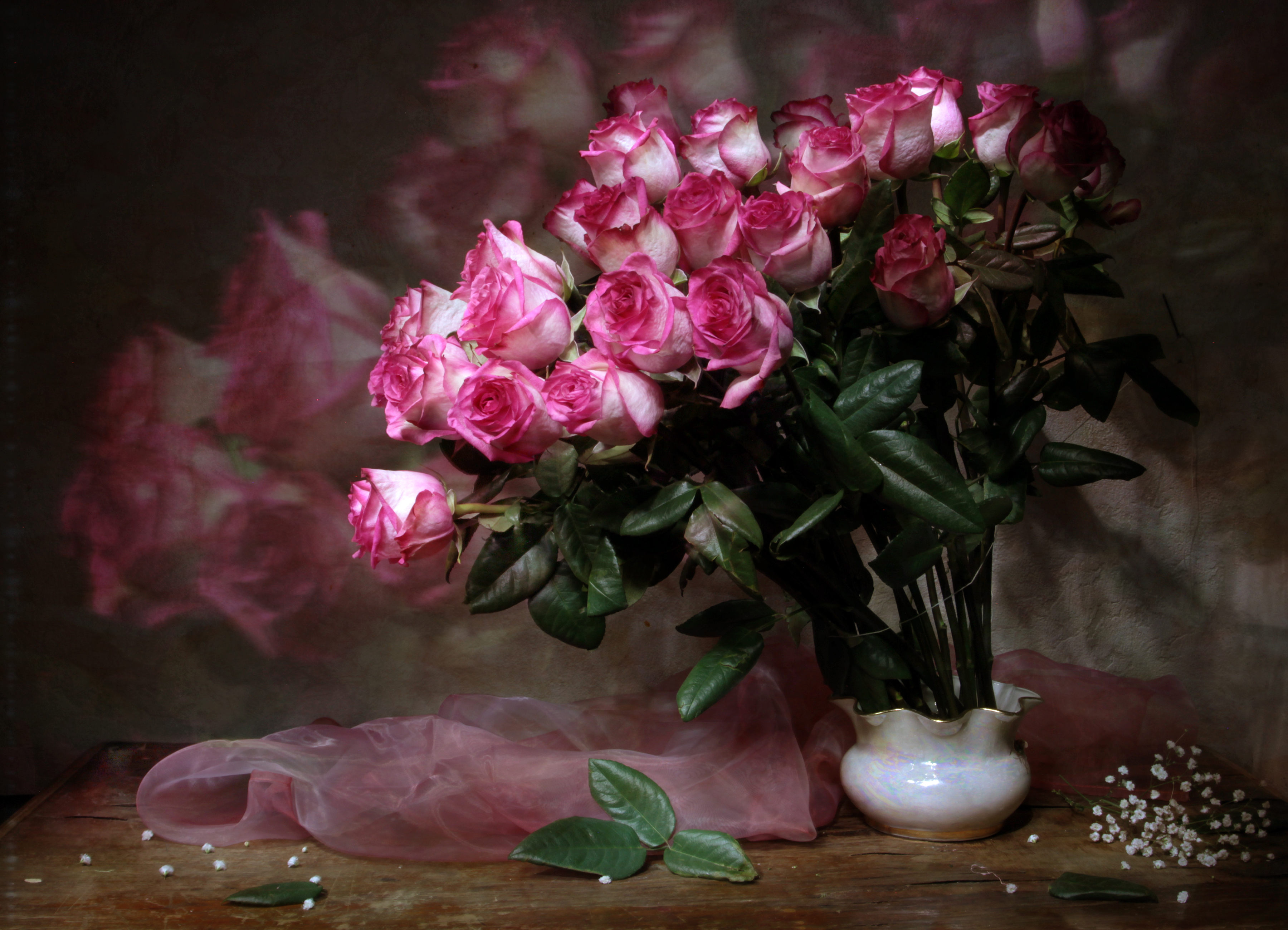 Картинка с цветами на столе. Красивый букет в вазе. Шикарные цветы в вазе. Розовые розы в вазе. Цветы в вазе на столе.