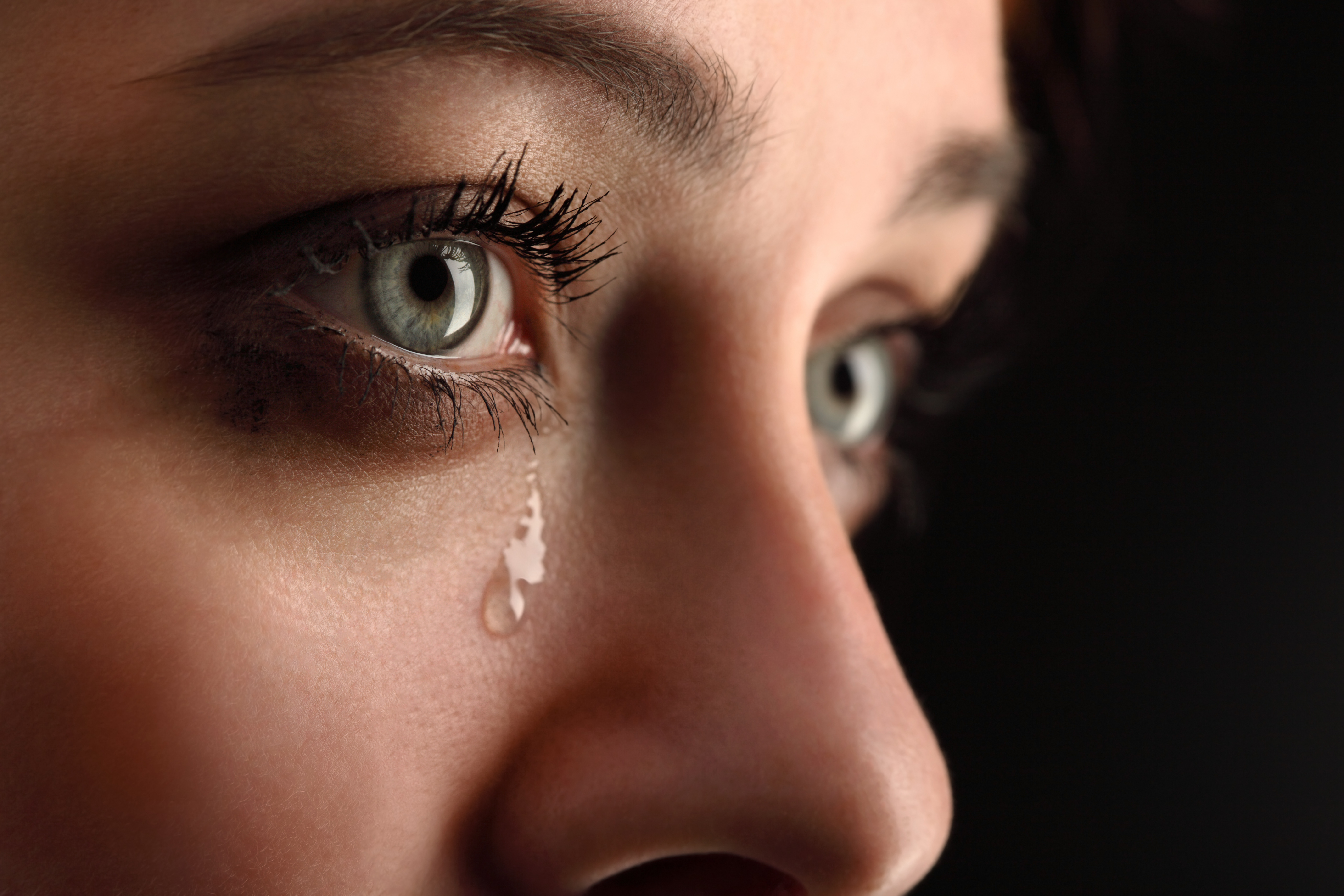 Женщина плачет слушать. Девушка в слезах. Женский глаз со слезой. Женщина со слезами на глазах. Плачущие глаза.