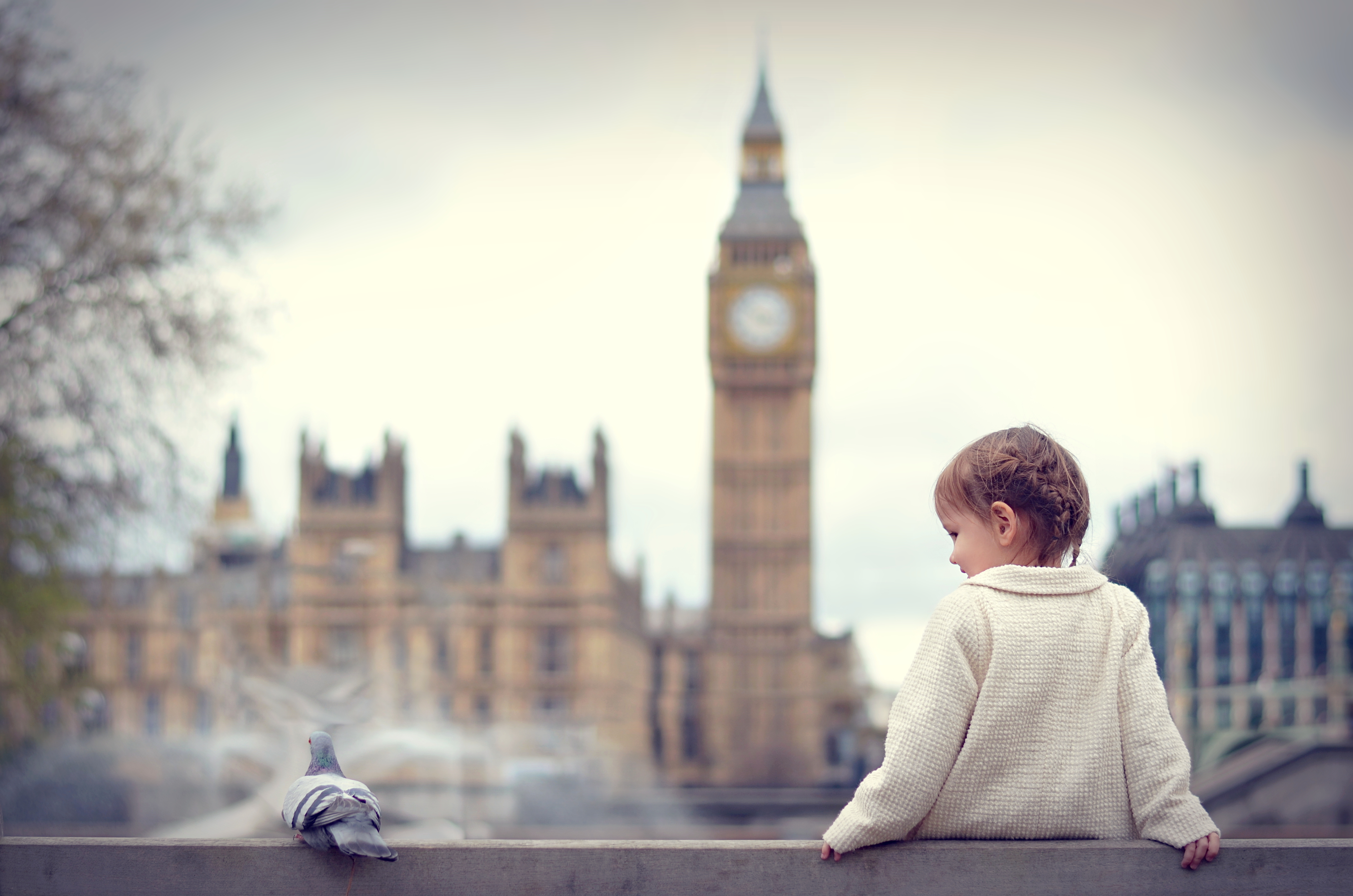 Лондон ждет. Лондон для детей. Девочка на фоне Лондона. Фон города для детей. Великобритания для детей.