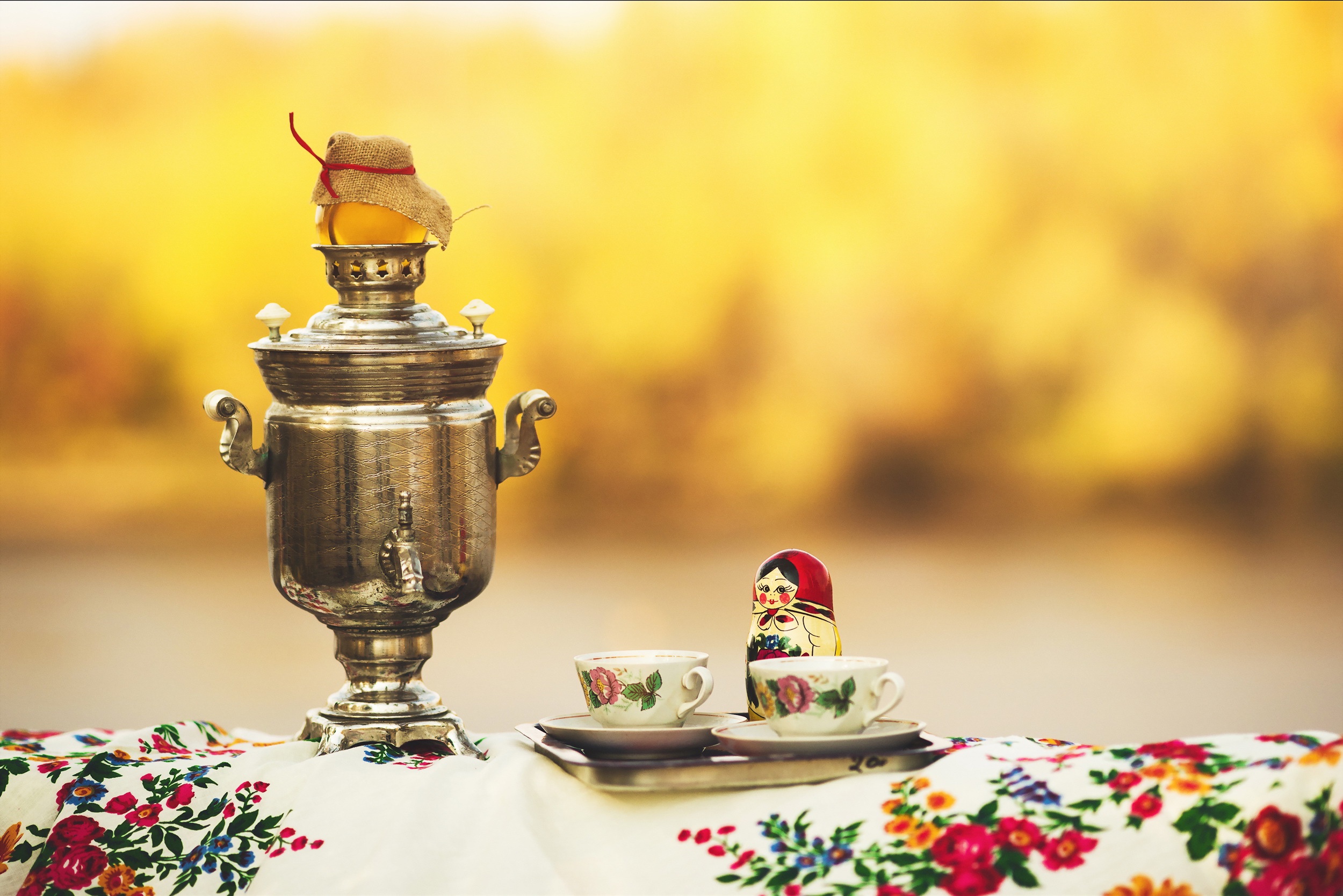 Русский народный самовар. Самовар. Русское чаепитие с самоваром. Чайная церемония с самоваром. Самовар на столе.