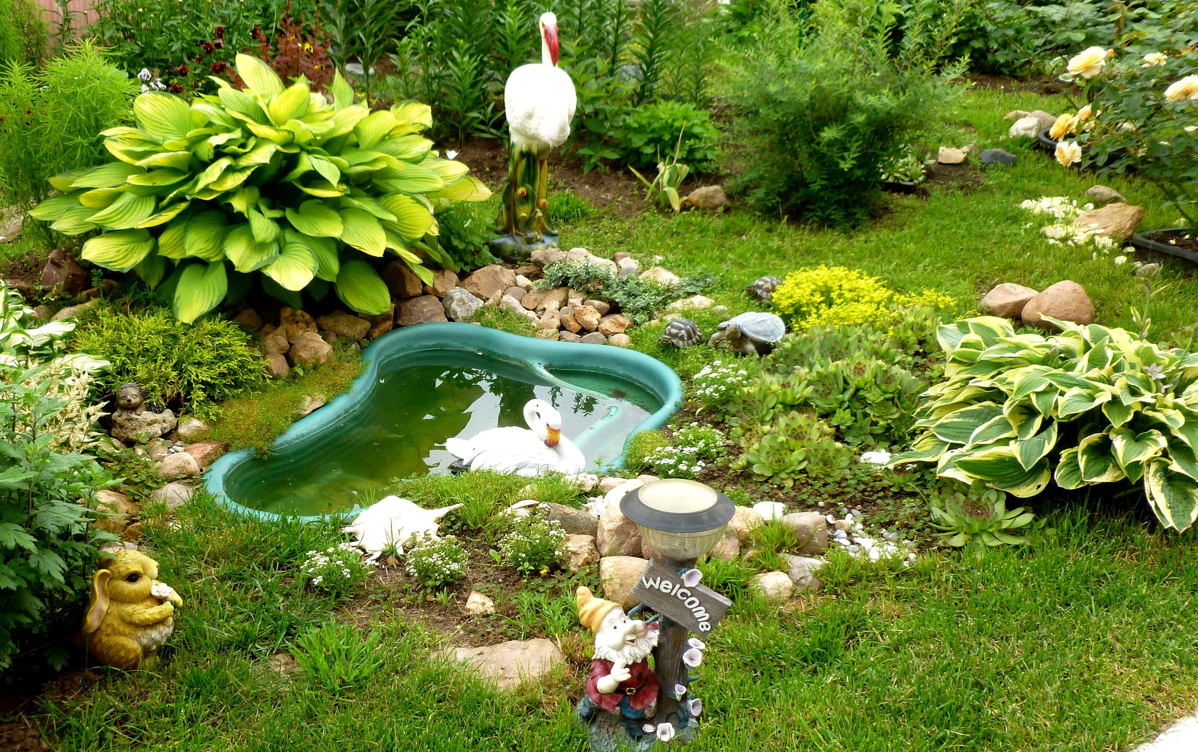 Водоем в огороде. Огородный прудик. Маленький пруд в саду. Декоративный водоем на даче. Декоративный бассейн для сада.