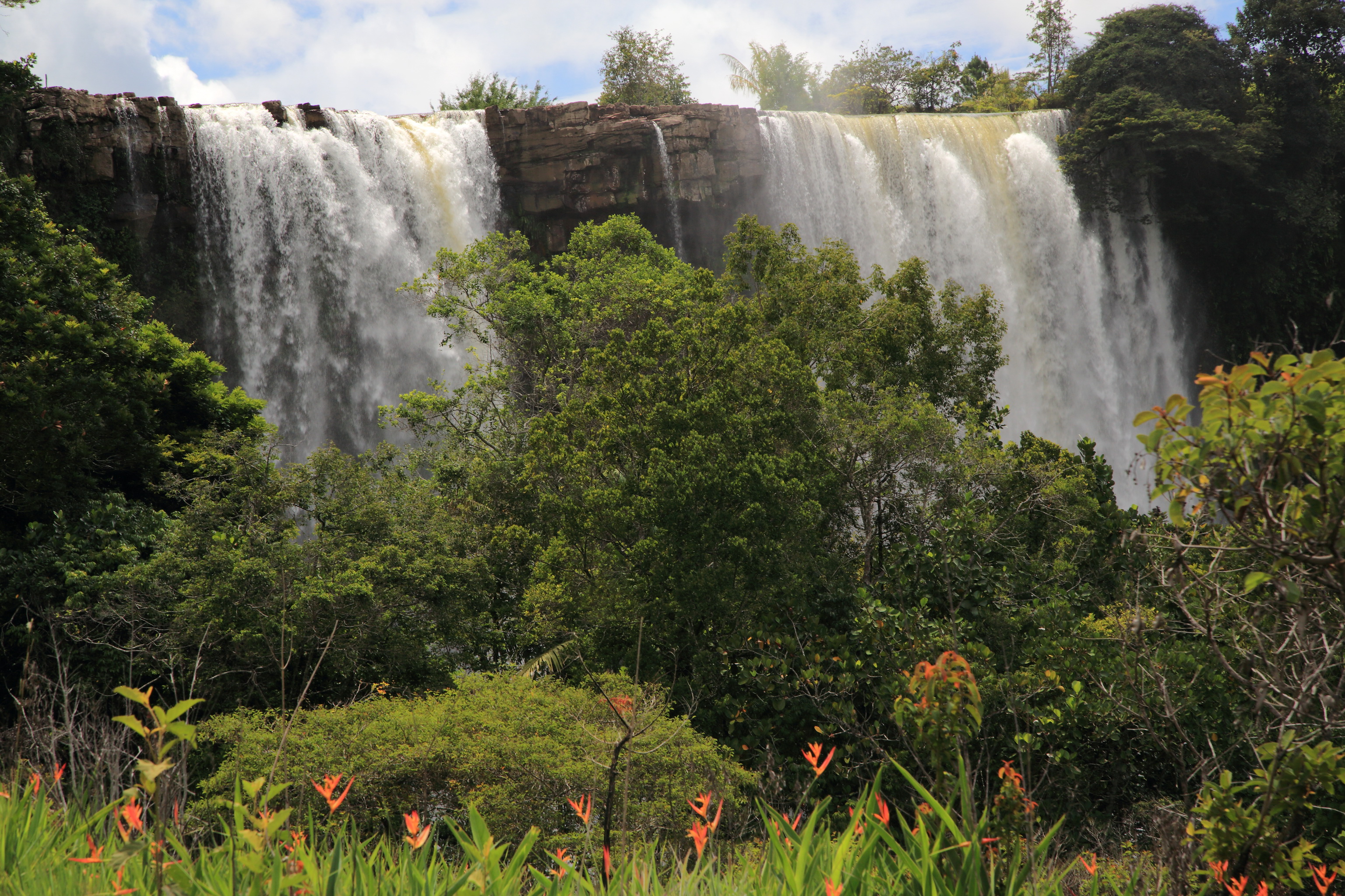 Природные особенности венесуэлы. Каракас Венесуэла природа. Ориноко водопад. Каракас Венесуэла водопад.