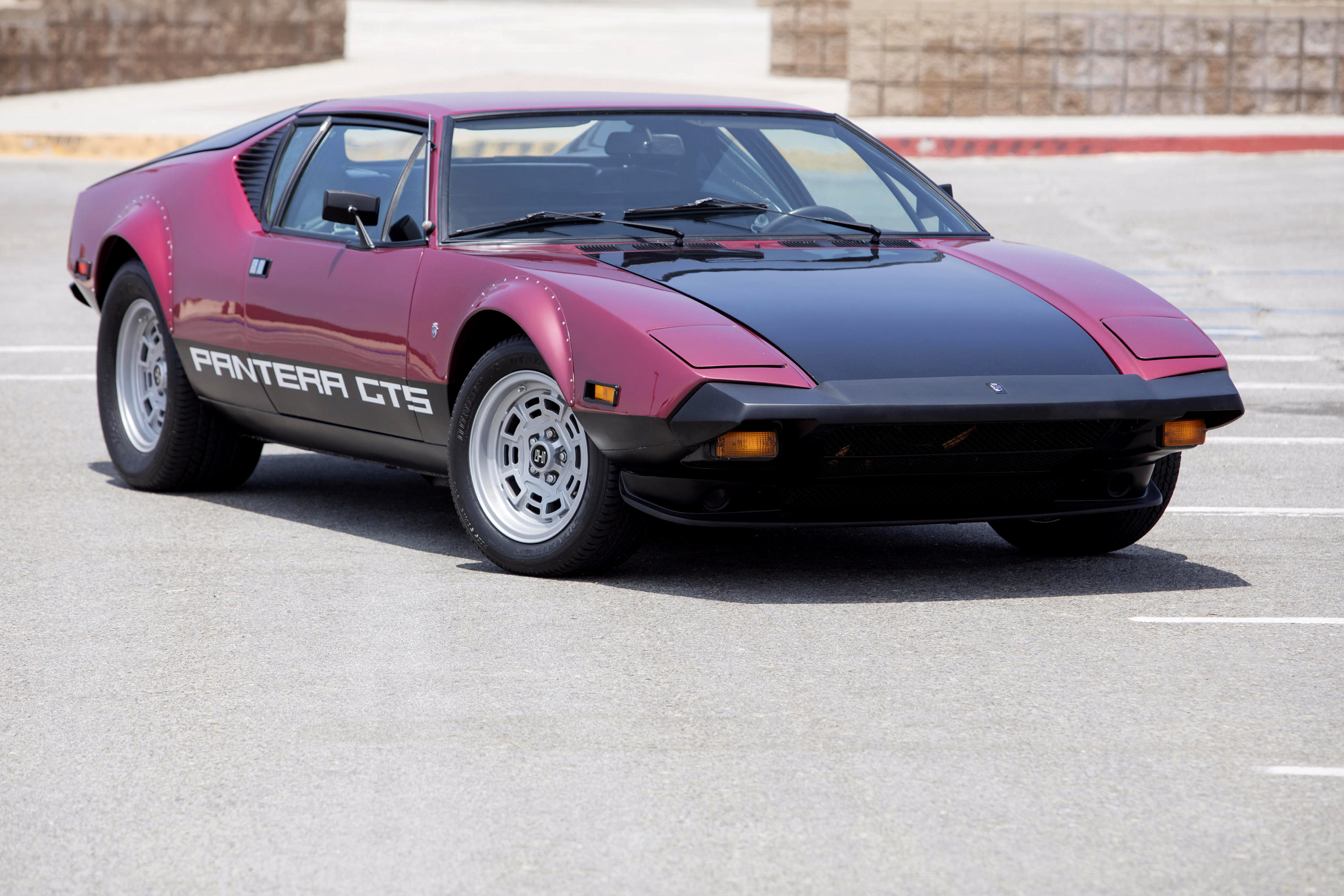 Машина de Tomaso Pantera