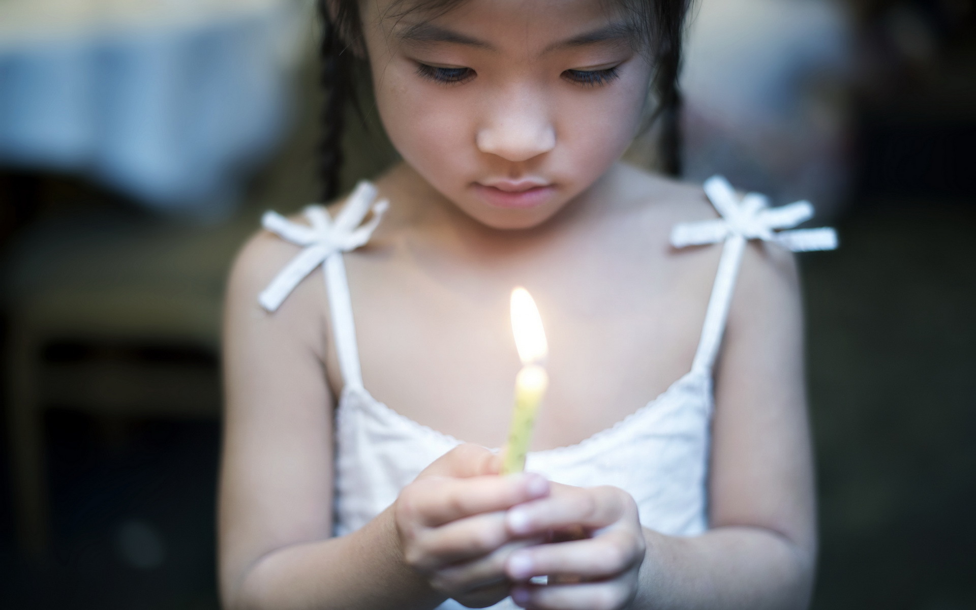 点燃蜡烛的小女孩在圣诞晚餐 库存图片. 图片 包括有 圣诞节, 女孩, 户内, 庆祝, 少许, 膳食, 愉快 - 57677577
