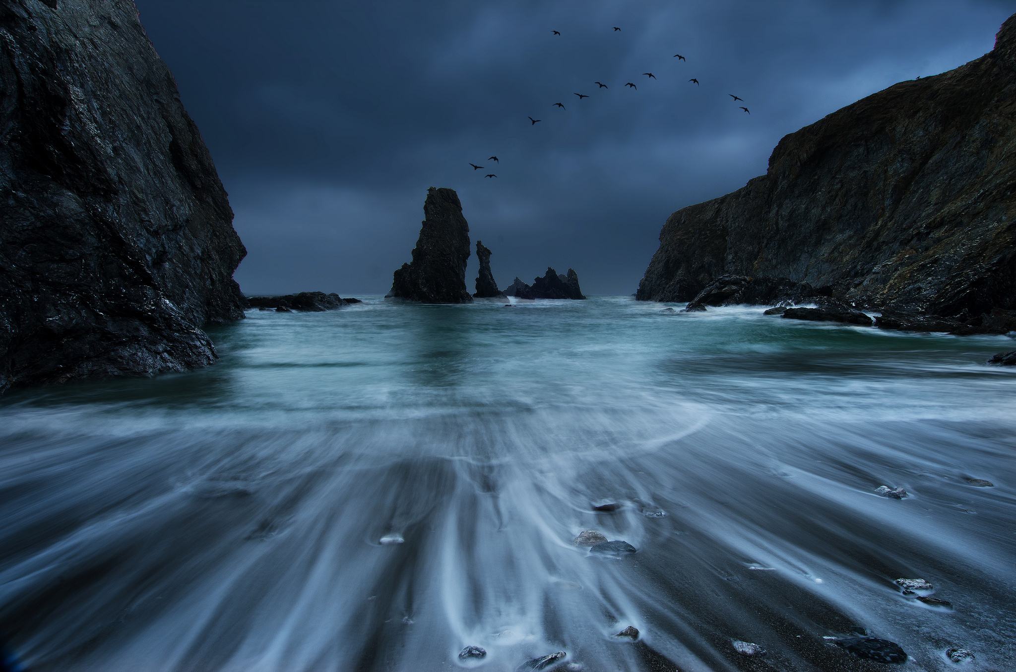 Берег океана в шторм. Скандинавия скалы шторм. Ночное море. Море скалы. Океан и горы.