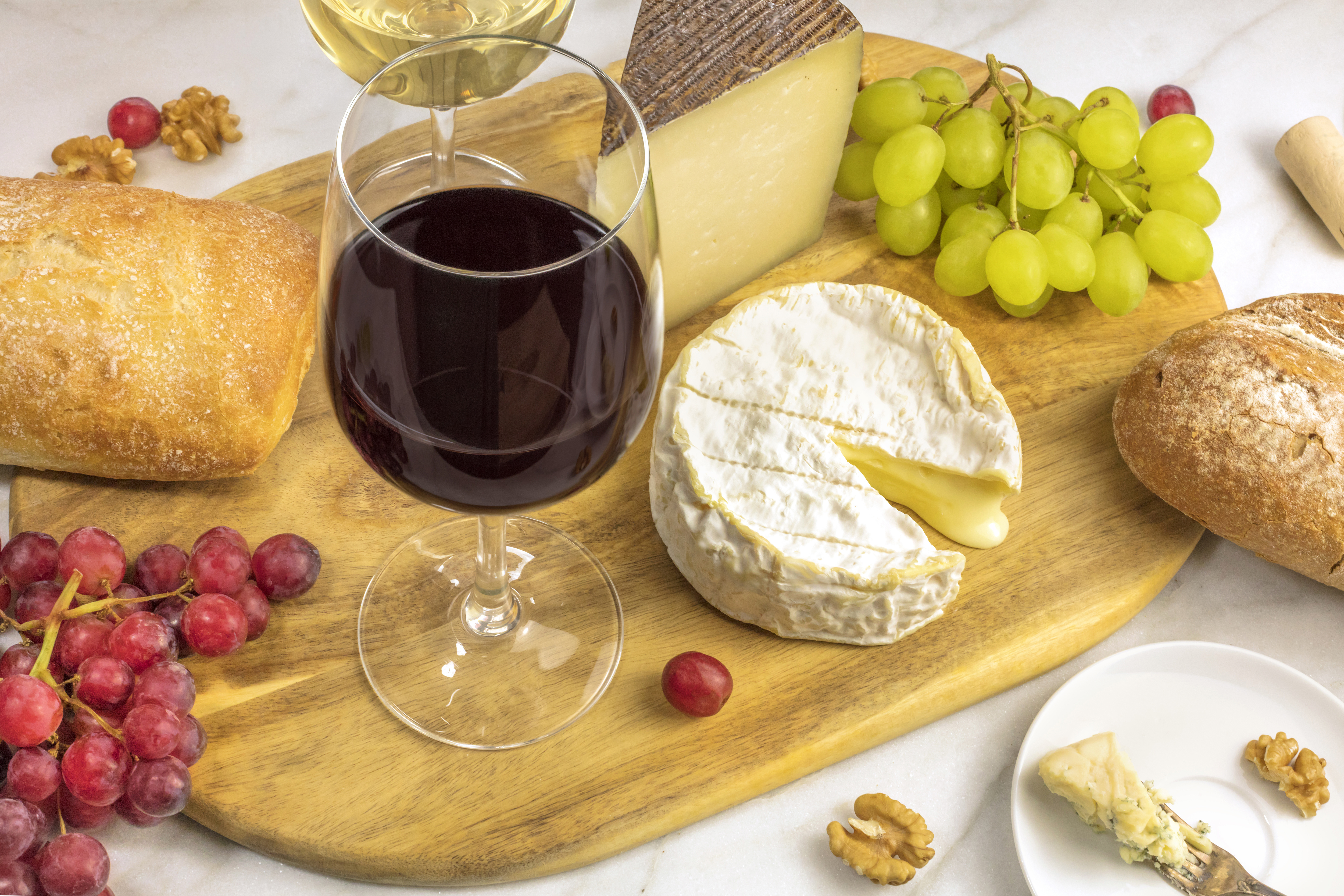 Белое вино диета. Хлеб сыр вино Ялта Интурист. Вино и сыр. Вино сыр виноград. Красное вино и сыр.