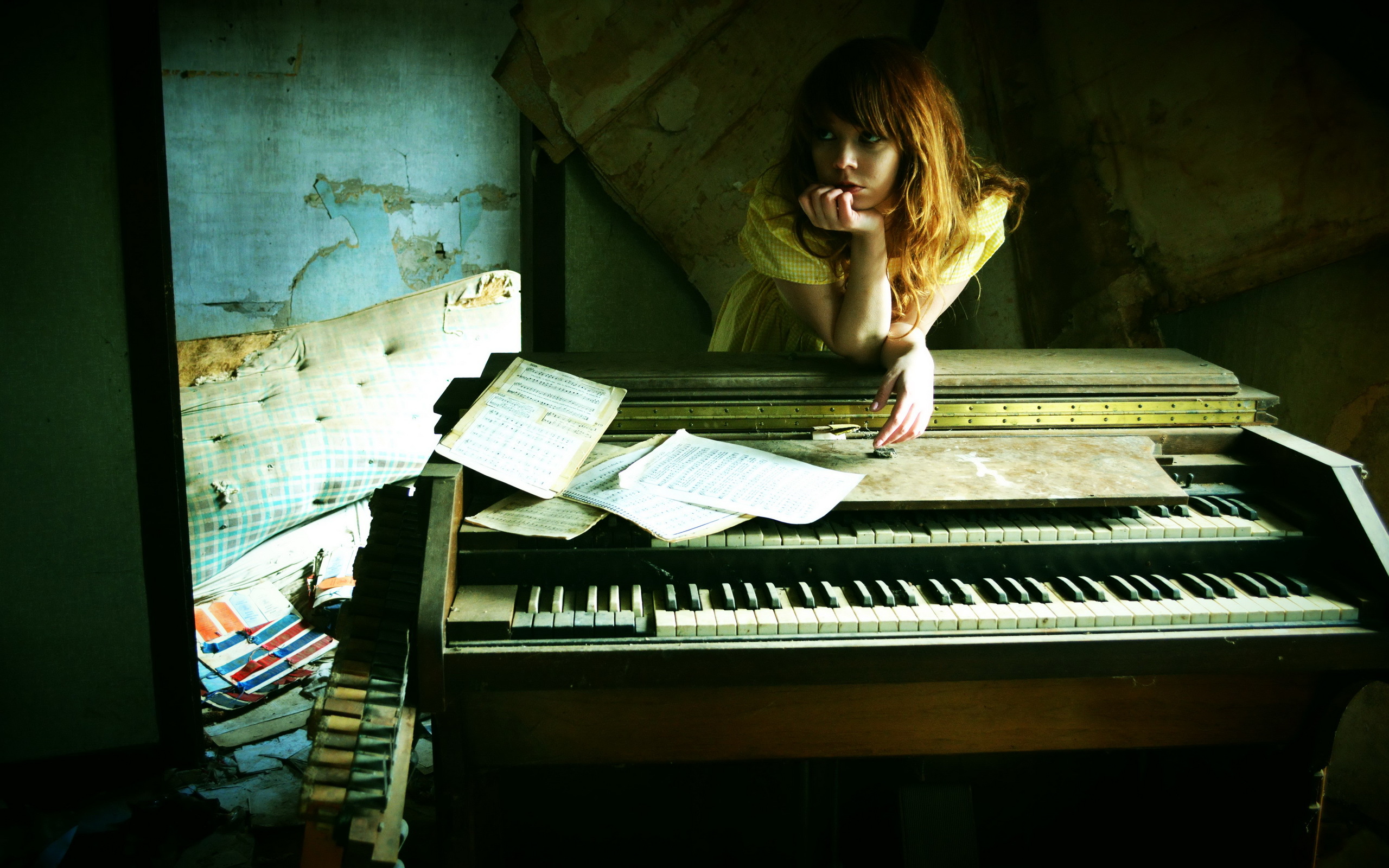 Девушка играет сама. Девочка за пианино. Девушка и пианино. Девушка за пианино. Девочка за роялем.