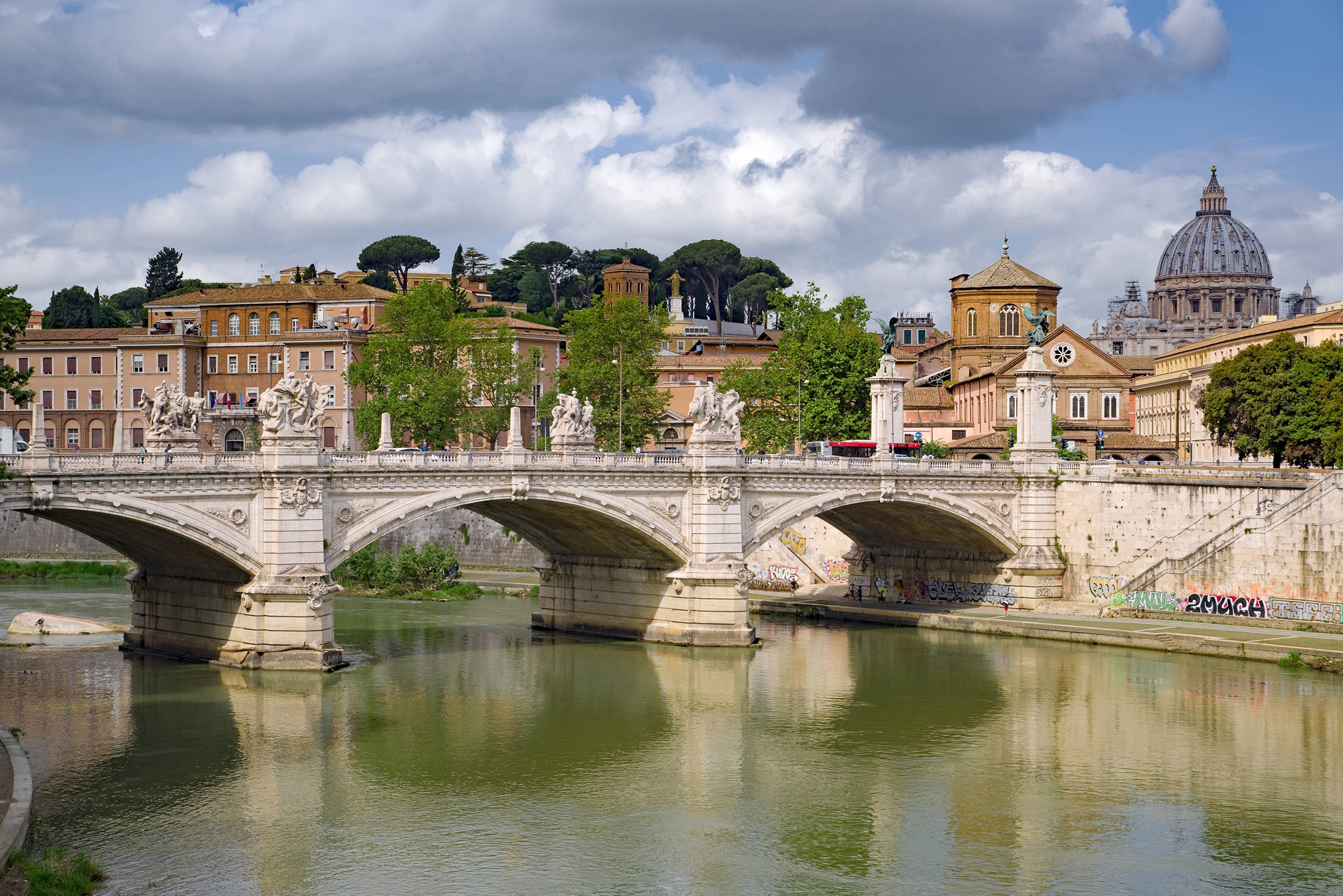 Племя жившее по берегу тибра. Река Тибр в Италии. Италия Рим река Тибр. Мосты Тибра в Риме. Мосты Рима через Тибр.